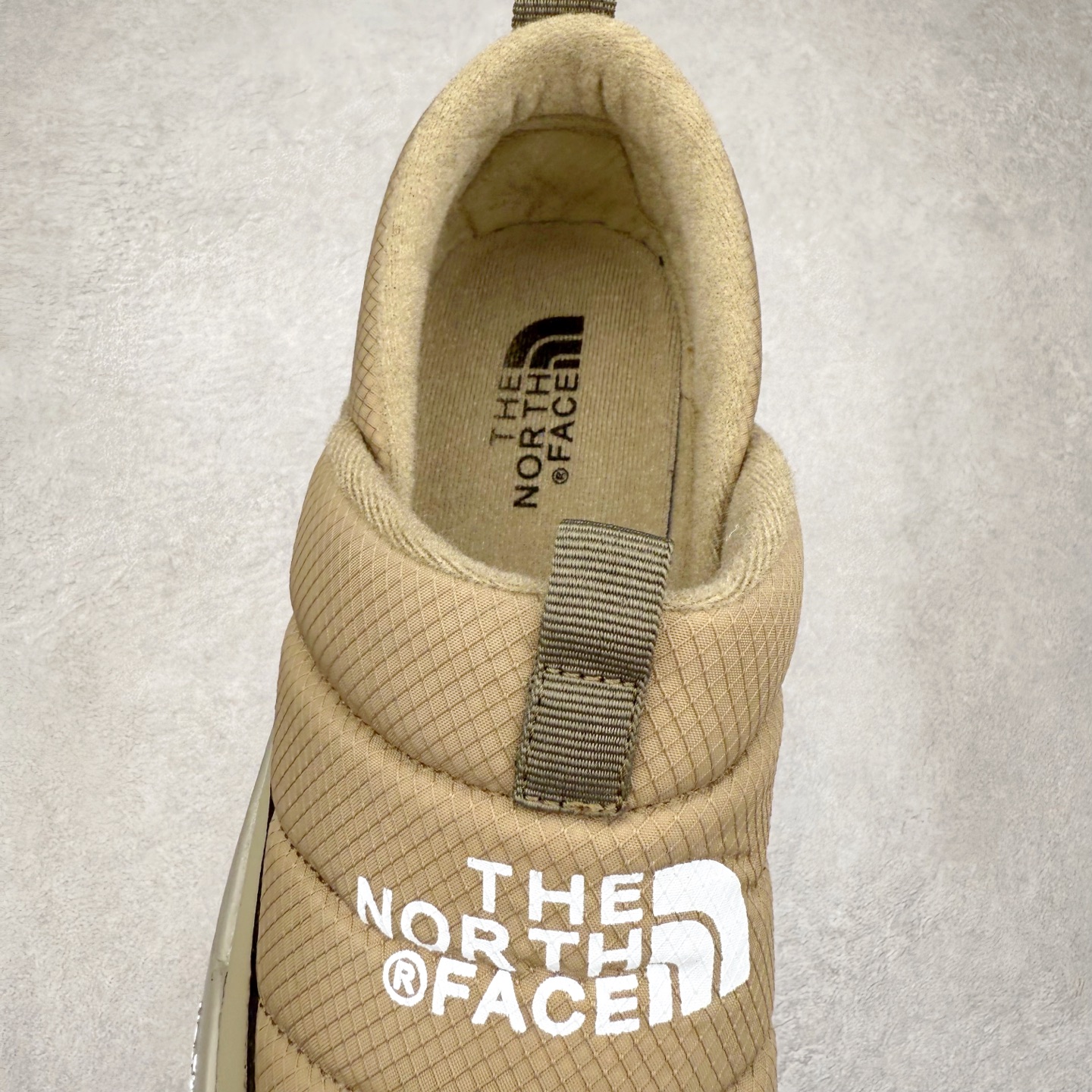 图片[5]-THE NORTH FACE Clyffe 北面舒适百搭 防滑耐磨 低帮 生活休闲鞋 男女同款 North Face于1966年成立，一直致力于为户外运动员的每一次严酷探索提供专业装备。作为全球户外运动领导品牌，The NorthFace以经过专业运动员测试、适应各类户外需求的产品助力探索者不断超越自我，激发人类潜能。The North Face象征着众多山脉中更冷、更值得挑战的北坡。品牌标志则来自Half Dome，一座位于美国加州Yosemite NationalPark（优胜美地国家公园）里的山峰，中文名字取为「北面」，象征着不畏惧的户外探索精神。1997年，The North Face采用全新的宣传标语「Never Stop Exploring探索永不停止」，体现品牌的探索精神，成为品牌的座右铭。尺码：36/45-选品中心