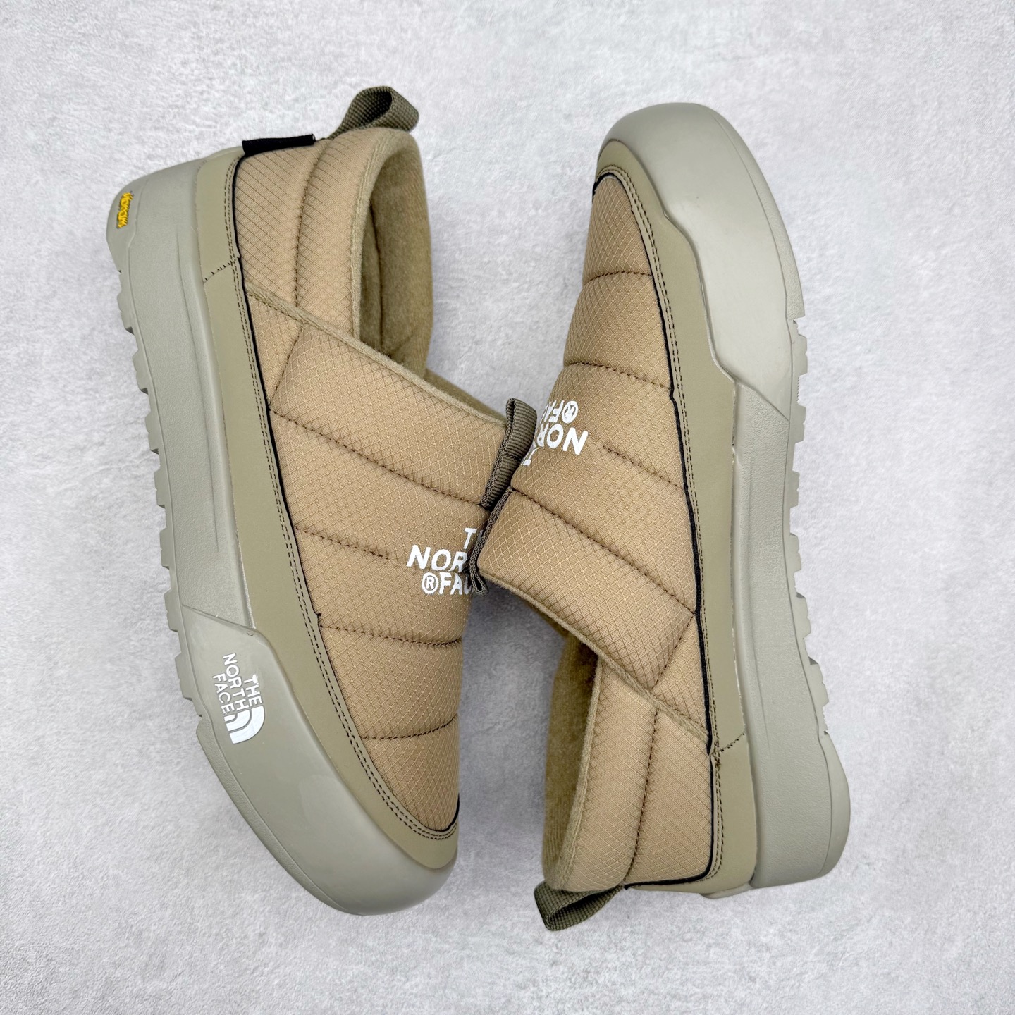 图片[3]-THE NORTH FACE Clyffe 北面舒适百搭 防滑耐磨 低帮 生活休闲鞋 男女同款 North Face于1966年成立，一直致力于为户外运动员的每一次严酷探索提供专业装备。作为全球户外运动领导品牌，The NorthFace以经过专业运动员测试、适应各类户外需求的产品助力探索者不断超越自我，激发人类潜能。The North Face象征着众多山脉中更冷、更值得挑战的北坡。品牌标志则来自Half Dome，一座位于美国加州Yosemite NationalPark（优胜美地国家公园）里的山峰，中文名字取为「北面」，象征着不畏惧的户外探索精神。1997年，The North Face采用全新的宣传标语「Never Stop Exploring探索永不停止」，体现品牌的探索精神，成为品牌的座右铭。尺码：36/45-选品中心