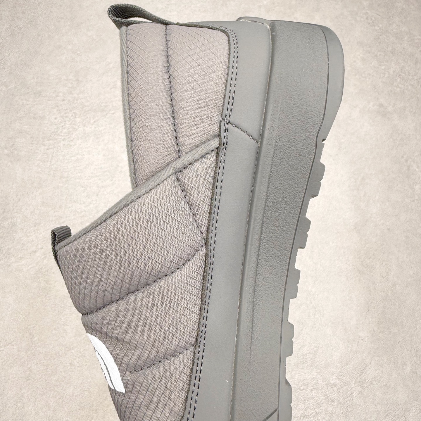 图片[7]-THE NORTH FACE Clyffe 北面舒适百搭 防滑耐磨 低帮 生活休闲鞋 男女同款 North Face于1966年成立，一直致力于为户外运动员的每一次严酷探索提供专业装备。作为全球户外运动领导品牌，The NorthFace以经过专业运动员测试、适应各类户外需求的产品助力探索者不断超越自我，激发人类潜能。The North Face象征着众多山脉中更冷、更值得挑战的北坡。品牌标志则来自Half Dome，一座位于美国加州Yosemite NationalPark（优胜美地国家公园）里的山峰，中文名字取为「北面」，象征着不畏惧的户外探索精神。1997年，The North Face采用全新的宣传标语「Never Stop Exploring探索永不停止」，体现品牌的探索精神，成为品牌的座右铭。尺码：36/45-选品中心