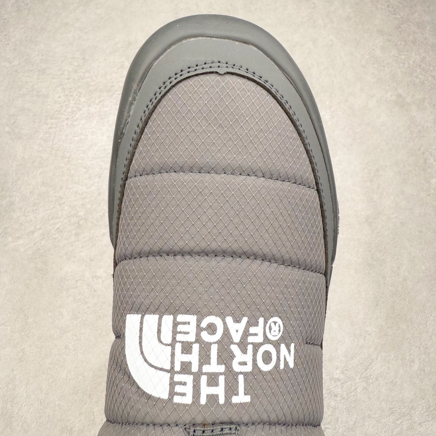 图片[4]-THE NORTH FACE Clyffe 北面舒适百搭 防滑耐磨 低帮 生活休闲鞋 男女同款 North Face于1966年成立，一直致力于为户外运动员的每一次严酷探索提供专业装备。作为全球户外运动领导品牌，The NorthFace以经过专业运动员测试、适应各类户外需求的产品助力探索者不断超越自我，激发人类潜能。The North Face象征着众多山脉中更冷、更值得挑战的北坡。品牌标志则来自Half Dome，一座位于美国加州Yosemite NationalPark（优胜美地国家公园）里的山峰，中文名字取为「北面」，象征着不畏惧的户外探索精神。1997年，The North Face采用全新的宣传标语「Never Stop Exploring探索永不停止」，体现品牌的探索精神，成为品牌的座右铭。尺码：36/45-选品中心