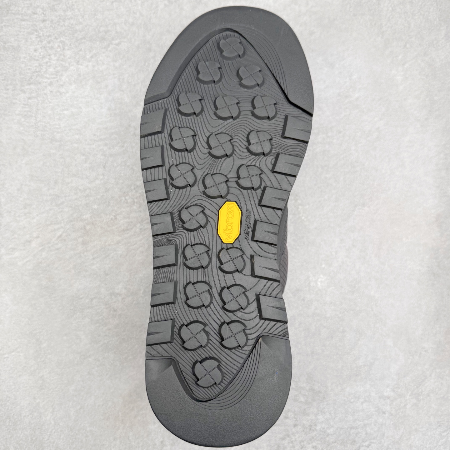 图片[9]-THE NORTH FACE Clyffe 北面舒适百搭 防滑耐磨 低帮 生活休闲鞋 男女同款 North Face于1966年成立，一直致力于为户外运动员的每一次严酷探索提供专业装备。作为全球户外运动领导品牌，The NorthFace以经过专业运动员测试、适应各类户外需求的产品助力探索者不断超越自我，激发人类潜能。The North Face象征着众多山脉中更冷、更值得挑战的北坡。品牌标志则来自Half Dome，一座位于美国加州Yosemite NationalPark（优胜美地国家公园）里的山峰，中文名字取为「北面」，象征着不畏惧的户外探索精神。1997年，The North Face采用全新的宣传标语「Never Stop Exploring探索永不停止」，体现品牌的探索精神，成为品牌的座右铭。尺码：36/45-选品中心