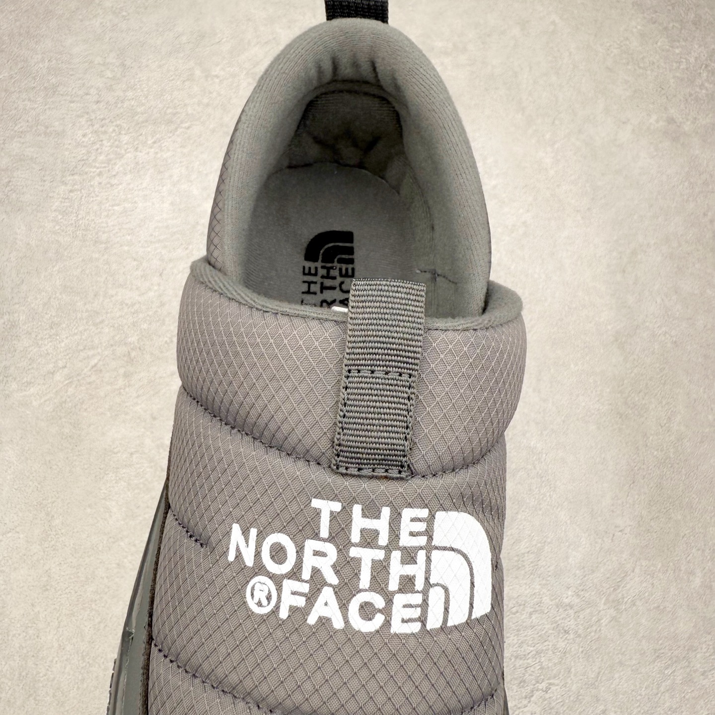 图片[5]-THE NORTH FACE Clyffe 北面舒适百搭 防滑耐磨 低帮 生活休闲鞋 男女同款 North Face于1966年成立，一直致力于为户外运动员的每一次严酷探索提供专业装备。作为全球户外运动领导品牌，The NorthFace以经过专业运动员测试、适应各类户外需求的产品助力探索者不断超越自我，激发人类潜能。The North Face象征着众多山脉中更冷、更值得挑战的北坡。品牌标志则来自Half Dome，一座位于美国加州Yosemite NationalPark（优胜美地国家公园）里的山峰，中文名字取为「北面」，象征着不畏惧的户外探索精神。1997年，The North Face采用全新的宣传标语「Never Stop Exploring探索永不停止」，体现品牌的探索精神，成为品牌的座右铭。尺码：36/45-选品中心