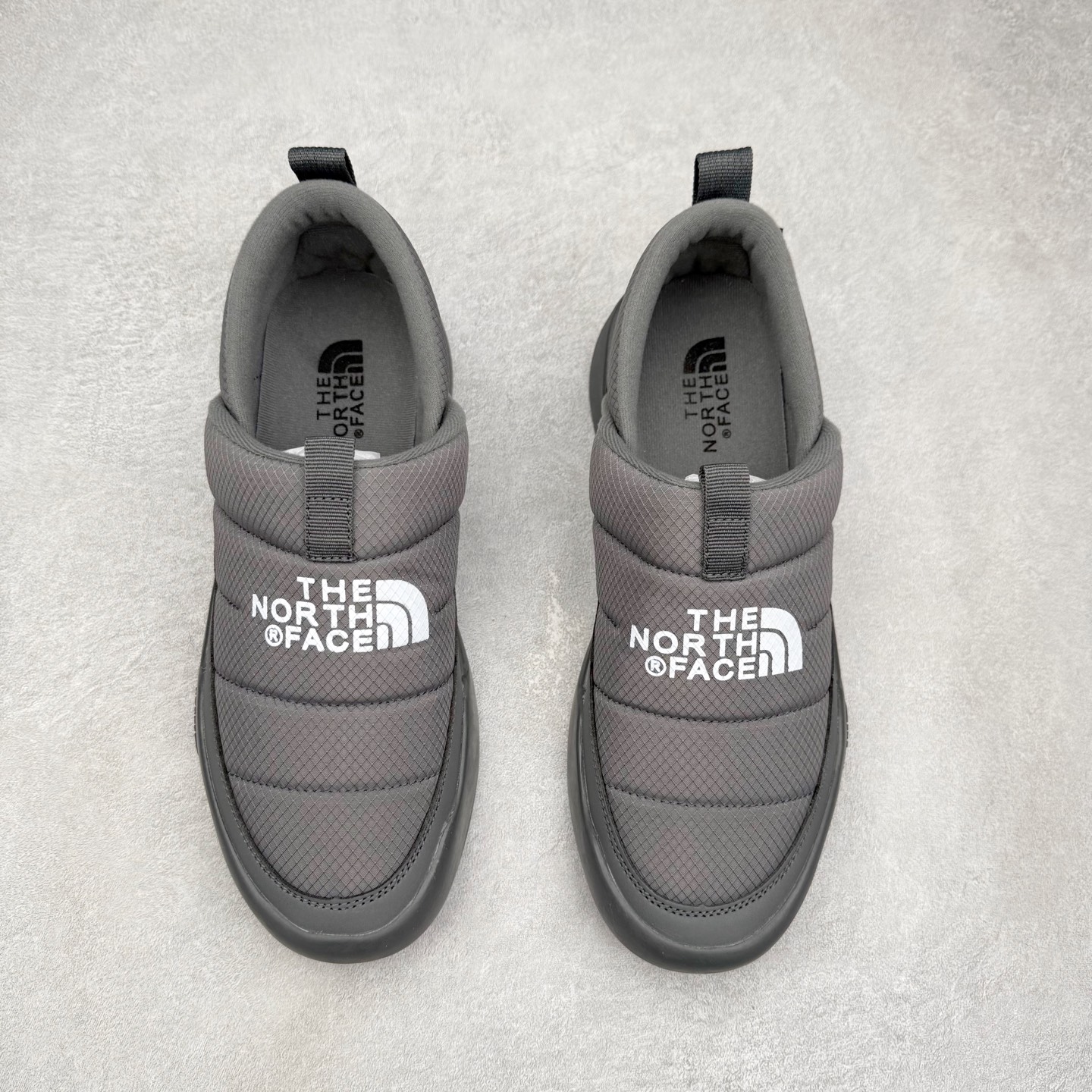 图片[2]-THE NORTH FACE Clyffe 北面舒适百搭 防滑耐磨 低帮 生活休闲鞋 男女同款 North Face于1966年成立，一直致力于为户外运动员的每一次严酷探索提供专业装备。作为全球户外运动领导品牌，The NorthFace以经过专业运动员测试、适应各类户外需求的产品助力探索者不断超越自我，激发人类潜能。The North Face象征着众多山脉中更冷、更值得挑战的北坡。品牌标志则来自Half Dome，一座位于美国加州Yosemite NationalPark（优胜美地国家公园）里的山峰，中文名字取为「北面」，象征着不畏惧的户外探索精神。1997年，The North Face采用全新的宣传标语「Never Stop Exploring探索永不停止」，体现品牌的探索精神，成为品牌的座右铭。尺码：36/45-选品中心