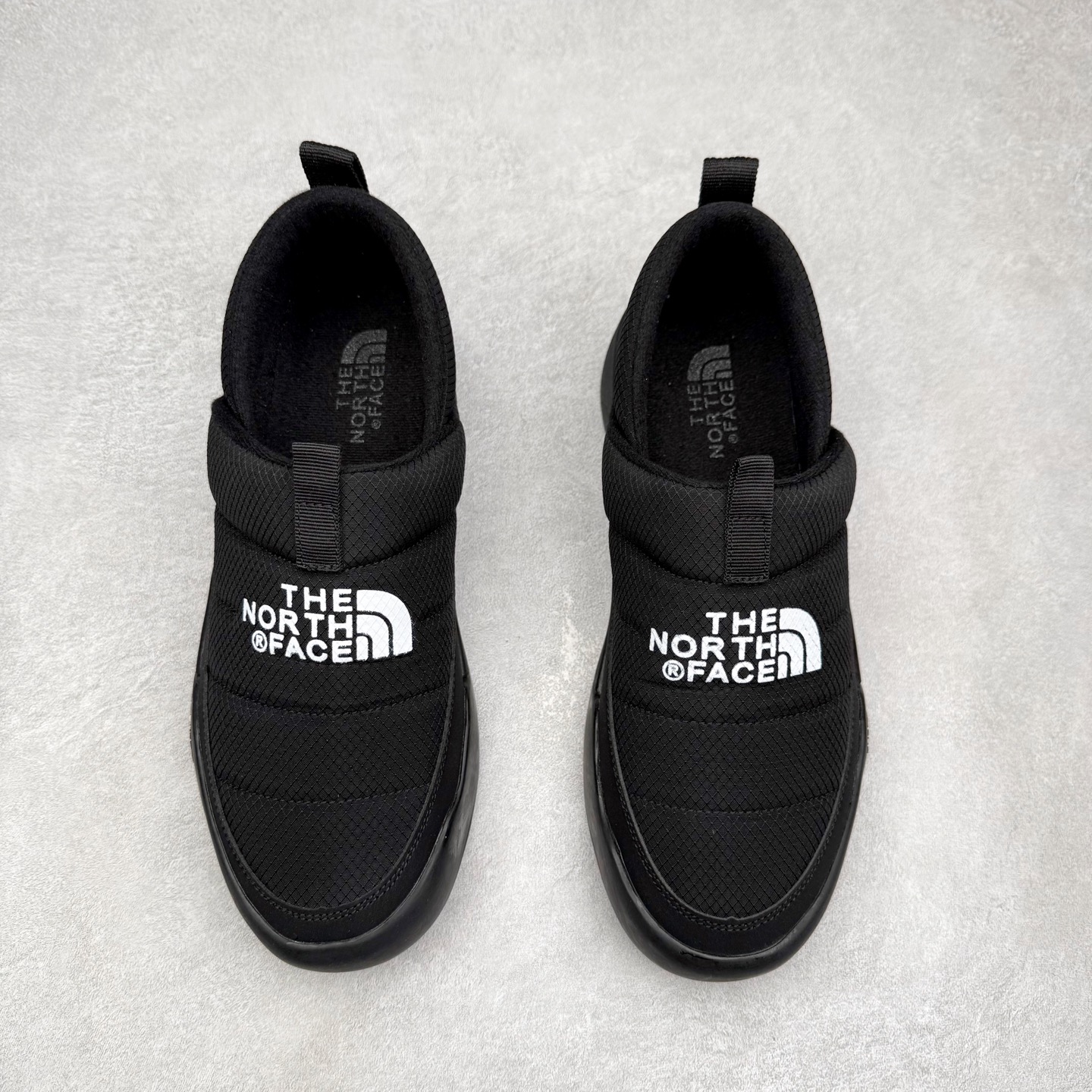 图片[2]-THE NORTH FACE Clyffe 北面舒适百搭 防滑耐磨 低帮 生活休闲鞋 男女同款 North Face于1966年成立，一直致力于为户外运动员的每一次严酷探索提供专业装备。作为全球户外运动领导品牌，The NorthFace以经过专业运动员测试、适应各类户外需求的产品助力探索者不断超越自我，激发人类潜能。The North Face象征着众多山脉中更冷、更值得挑战的北坡。品牌标志则来自Half Dome，一座位于美国加州Yosemite NationalPark（优胜美地国家公园）里的山峰，中文名字取为「北面」，象征着不畏惧的户外探索精神。1997年，The North Face采用全新的宣传标语「Never Stop Exploring探索永不停止」，体现品牌的探索精神，成为品牌的座右铭。尺码：36/45-选品中心