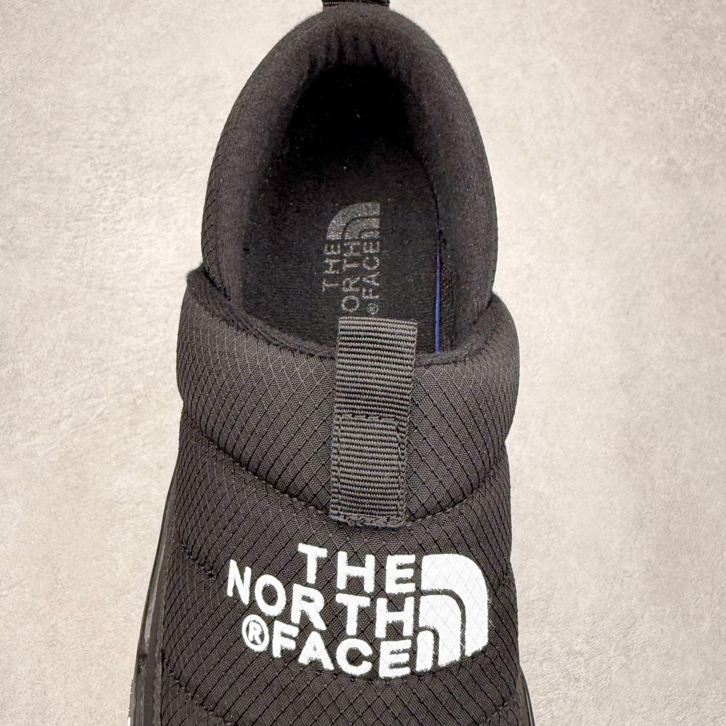 图片[5]-THE NORTH FACE Clyffe 北面舒适百搭 防滑耐磨 低帮 生活休闲鞋 男女同款 North Face于1966年成立，一直致力于为户外运动员的每一次严酷探索提供专业装备。作为全球户外运动领导品牌，The NorthFace以经过专业运动员测试、适应各类户外需求的产品助力探索者不断超越自我，激发人类潜能。The North Face象征着众多山脉中更冷、更值得挑战的北坡。品牌标志则来自Half Dome，一座位于美国加州Yosemite NationalPark（优胜美地国家公园）里的山峰，中文名字取为「北面」，象征着不畏惧的户外探索精神。1997年，The North Face采用全新的宣传标语「Never Stop Exploring探索永不停止」，体现品牌的探索精神，成为品牌的座右铭。尺码：36/45-选品中心