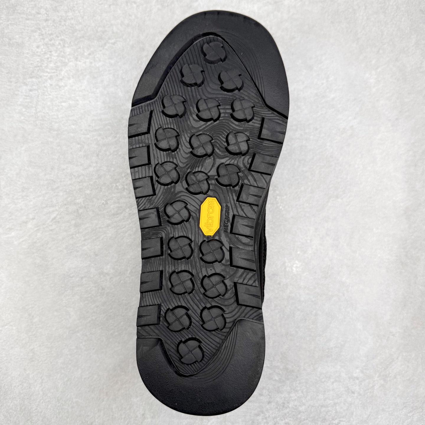 图片[9]-THE NORTH FACE Clyffe 北面舒适百搭 防滑耐磨 低帮 生活休闲鞋 男女同款 North Face于1966年成立，一直致力于为户外运动员的每一次严酷探索提供专业装备。作为全球户外运动领导品牌，The NorthFace以经过专业运动员测试、适应各类户外需求的产品助力探索者不断超越自我，激发人类潜能。The North Face象征着众多山脉中更冷、更值得挑战的北坡。品牌标志则来自Half Dome，一座位于美国加州Yosemite NationalPark（优胜美地国家公园）里的山峰，中文名字取为「北面」，象征着不畏惧的户外探索精神。1997年，The North Face采用全新的宣传标语「Never Stop Exploring探索永不停止」，体现品牌的探索精神，成为品牌的座右铭。尺码：36/45-选品中心