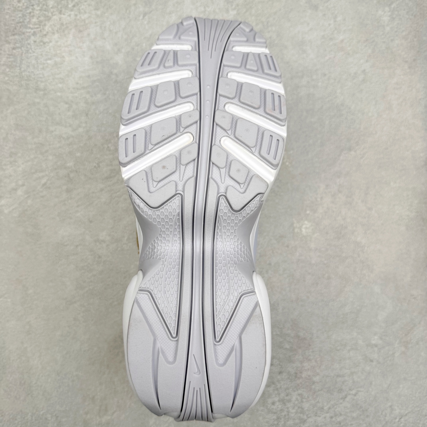 图片[9]-NK Air Max Portal 豪门系列低帮气垫百搭增高休闲运动慢跑鞋 选用网眼鞋面，脚感舒适透气。鞋舌、鞋侧及后跟处饰有品牌标识，简约大气又时尚。采用经典系带开合方式，可自由调节松紧度。泡棉中底搭载Max Air气垫，具有良好的回弹性及缓震性能。橡胶外底可防滑耐磨，提升抓地力。尺码：35.5 36 36.5 37.5 38 38.5 39 40 40.5 41 42 42.5 43 44 44.5 45-选品中心