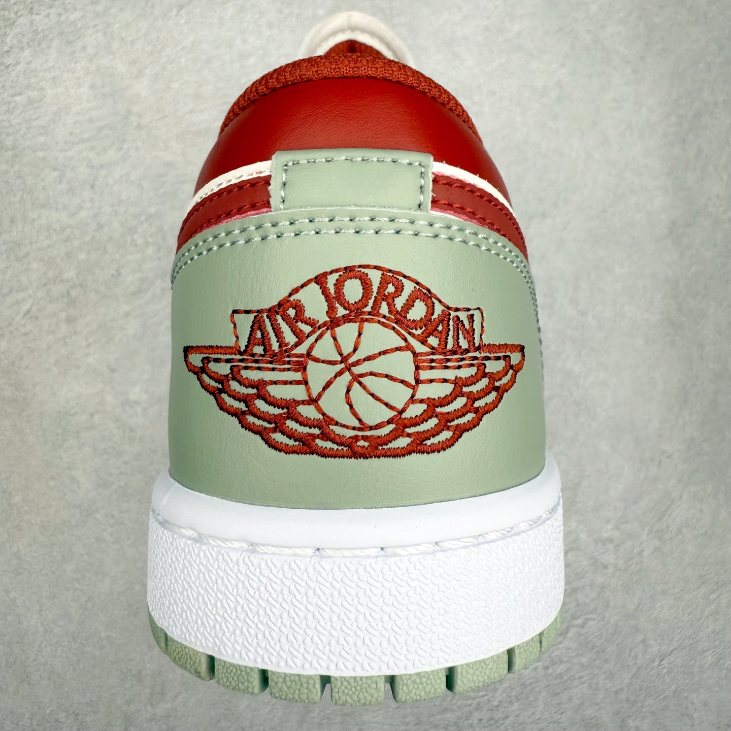 图片[8]-＃K版 Air Jordan AJ1 Low 低帮 553558-133 全新流水线出品 DT版本唯一平替选择 市场第二梯队最强版 全部原鞋开发 原楦原纸板开发 全鞋电脑针车 原厂内置全掌气垫 原盒内在原标 唯一Zp原版鞋带绑法 免检产品 全新2022版型 全头层皮料 完美零毛边处理 原厂配置全掌气垫 价格定位良心 几十个配色陆续出货 实拍调校N版已经零色差零失真 百分百还原实物色彩所见即所得 不存在货不对板色差等低级问题 选购参考实物拍摄 不混卖不参货 只用心做好货严格选品 承诺混一赔十 尺码：36 36.5 37.5 38 38.5 39 40 40.5 41 42 42.5 43 44 44.5 45-选品中心