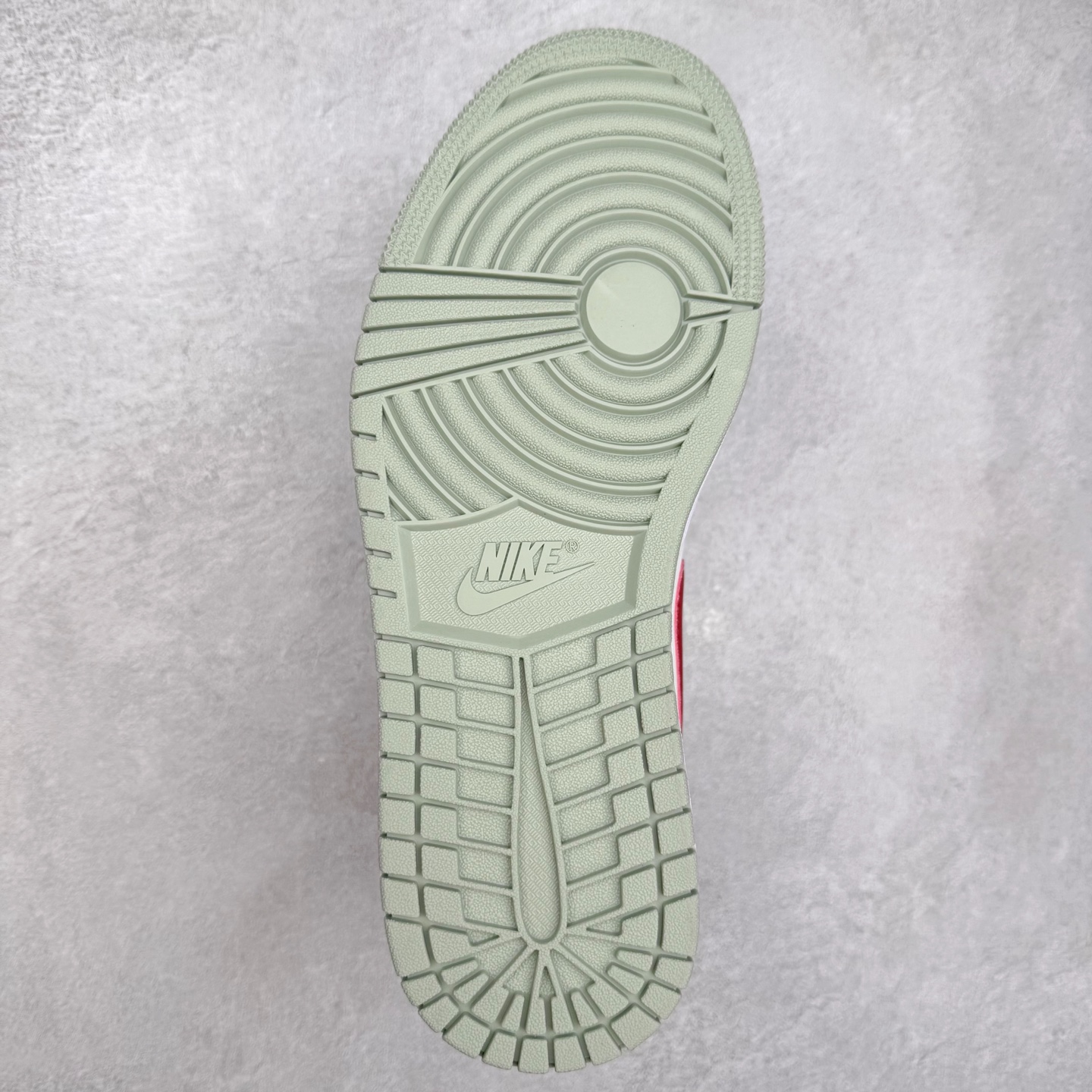 图片[9]-＃K版 Air Jordan AJ1 Low 低帮 553558-133 全新流水线出品 DT版本唯一平替选择 市场第二梯队最强版 全部原鞋开发 原楦原纸板开发 全鞋电脑针车 原厂内置全掌气垫 原盒内在原标 唯一Zp原版鞋带绑法 免检产品 全新2022版型 全头层皮料 完美零毛边处理 原厂配置全掌气垫 价格定位良心 几十个配色陆续出货 实拍调校N版已经零色差零失真 百分百还原实物色彩所见即所得 不存在货不对板色差等低级问题 选购参考实物拍摄 不混卖不参货 只用心做好货严格选品 承诺混一赔十 尺码：36 36.5 37.5 38 38.5 39 40 40.5 41 42 42.5 43 44 44.5 45-选品中心