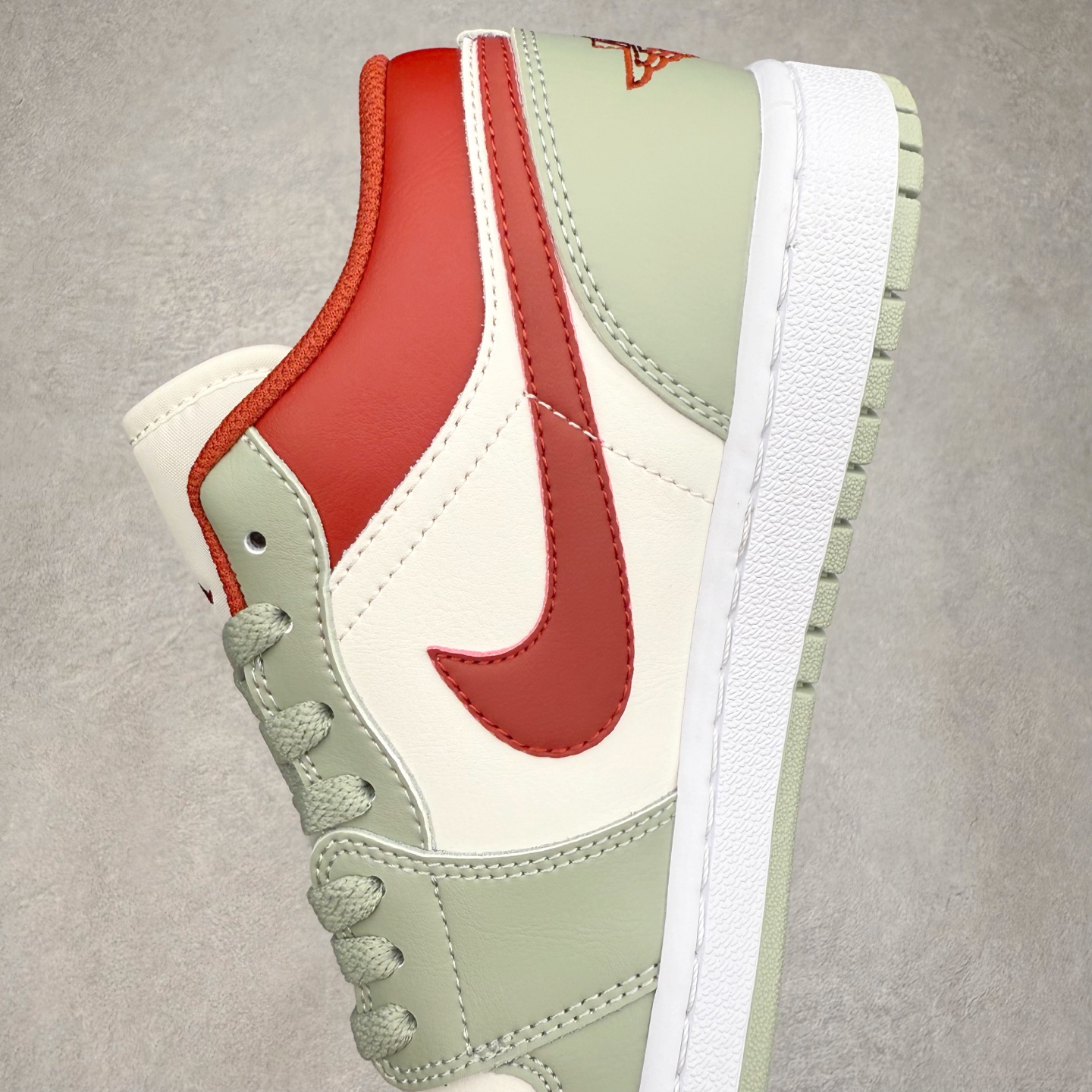 图片[7]-＃K版 Air Jordan AJ1 Low 低帮 553558-133 全新流水线出品 DT版本唯一平替选择 市场第二梯队最强版 全部原鞋开发 原楦原纸板开发 全鞋电脑针车 原厂内置全掌气垫 原盒内在原标 唯一Zp原版鞋带绑法 免检产品 全新2022版型 全头层皮料 完美零毛边处理 原厂配置全掌气垫 价格定位良心 几十个配色陆续出货 实拍调校N版已经零色差零失真 百分百还原实物色彩所见即所得 不存在货不对板色差等低级问题 选购参考实物拍摄 不混卖不参货 只用心做好货严格选品 承诺混一赔十 尺码：36 36.5 37.5 38 38.5 39 40 40.5 41 42 42.5 43 44 44.5 45-选品中心