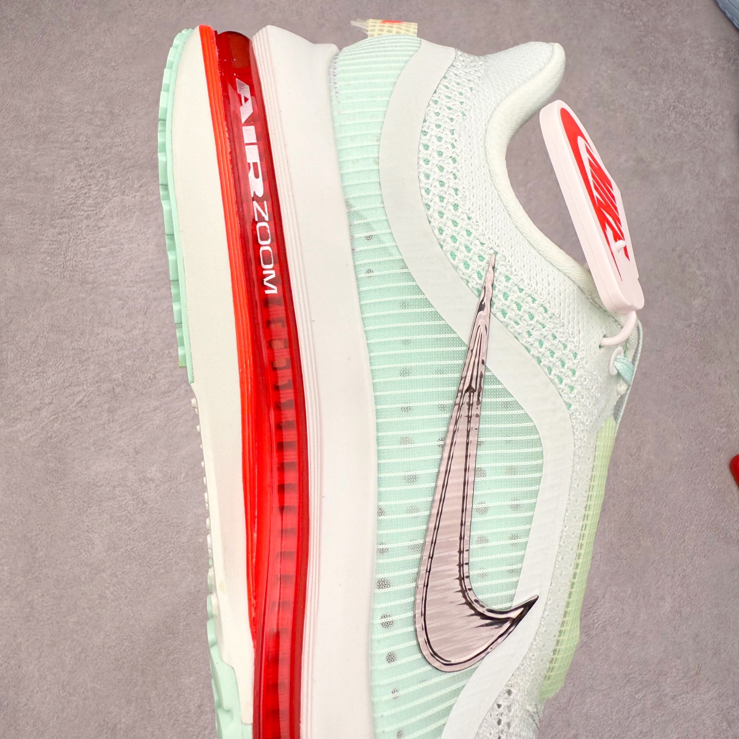 图片[6]-＃纯原 NK Pegasus Premium 飞马全掌气垫跑步运动鞋 HQ2592-301 气垫的究极进化 NIKE 2025S 新王炸 • 在特有Air科技加持下，耐克带来全新Pegasus Premium。这款跑鞋在传承耐克飞马（Pegasus）系列标志性的缓震功能的同时，将首次搭载耐克的塑型可视化Air Zoom气垫单元。• 塑型Air Zoom气垫单元贴合脚部的自然轮廓，帮助跑者在从后跟到脚趾的过渡中能够有效传递力量，带来一种前所未有的轻盈、顺畅回馈体验。中底采用ZoomX泡绵，后跟则使用ReactX泡绵，为跑者提供稳定流畅的推进感。• 塑型可视化Air Zoom气垫单元和精心配置的泡绵组合，让Pegasus Premium成为耐克飞马系列中颇具能量回馈的鞋款。• 全新Pegasus Premium不仅展示了耐克势头强劲的创新周期，证明了其特有的Air科技的强大实力，更体现了耐克倾听和服务运动员的能力。尺码：36 36.5 37.5 38 38.5 39 40 40.5 41 42 42.5 43 44 44.5 45-选品中心