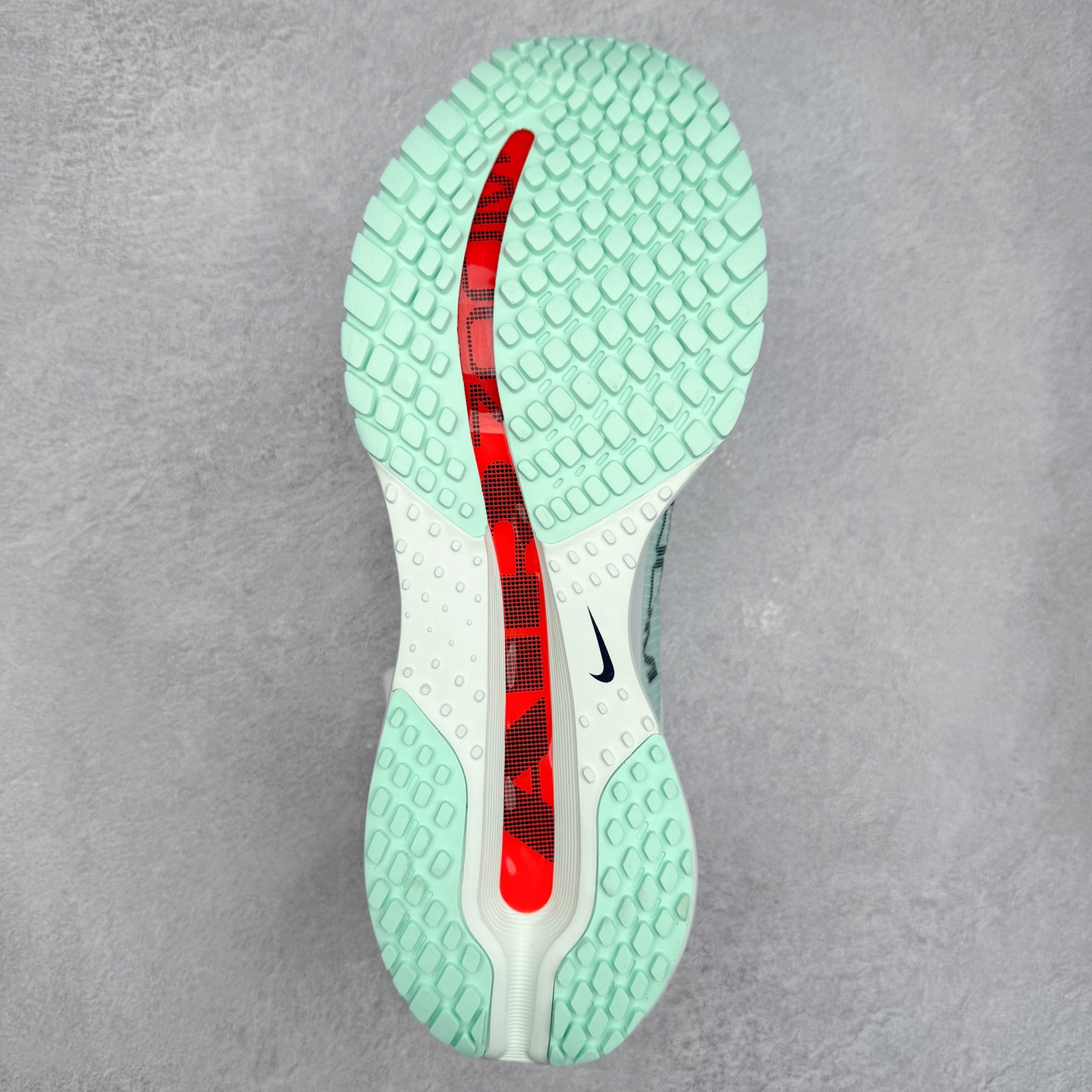 图片[9]-＃纯原 NK Pegasus Premium 飞马全掌气垫跑步运动鞋 HQ2592-301 气垫的究极进化 NIKE 2025S 新王炸 • 在特有Air科技加持下，耐克带来全新Pegasus Premium。这款跑鞋在传承耐克飞马（Pegasus）系列标志性的缓震功能的同时，将首次搭载耐克的塑型可视化Air Zoom气垫单元。• 塑型Air Zoom气垫单元贴合脚部的自然轮廓，帮助跑者在从后跟到脚趾的过渡中能够有效传递力量，带来一种前所未有的轻盈、顺畅回馈体验。中底采用ZoomX泡绵，后跟则使用ReactX泡绵，为跑者提供稳定流畅的推进感。• 塑型可视化Air Zoom气垫单元和精心配置的泡绵组合，让Pegasus Premium成为耐克飞马系列中颇具能量回馈的鞋款。• 全新Pegasus Premium不仅展示了耐克势头强劲的创新周期，证明了其特有的Air科技的强大实力，更体现了耐克倾听和服务运动员的能力。尺码：36 36.5 37.5 38 38.5 39 40 40.5 41 42 42.5 43 44 44.5 45-选品中心