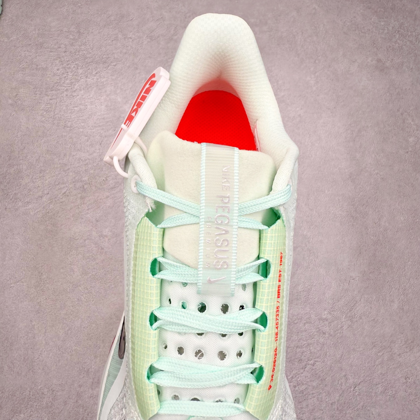 图片[5]-＃纯原 NK Pegasus Premium 飞马全掌气垫跑步运动鞋 HQ2592-301 气垫的究极进化 NIKE 2025S 新王炸 • 在特有Air科技加持下，耐克带来全新Pegasus Premium。这款跑鞋在传承耐克飞马（Pegasus）系列标志性的缓震功能的同时，将首次搭载耐克的塑型可视化Air Zoom气垫单元。• 塑型Air Zoom气垫单元贴合脚部的自然轮廓，帮助跑者在从后跟到脚趾的过渡中能够有效传递力量，带来一种前所未有的轻盈、顺畅回馈体验。中底采用ZoomX泡绵，后跟则使用ReactX泡绵，为跑者提供稳定流畅的推进感。• 塑型可视化Air Zoom气垫单元和精心配置的泡绵组合，让Pegasus Premium成为耐克飞马系列中颇具能量回馈的鞋款。• 全新Pegasus Premium不仅展示了耐克势头强劲的创新周期，证明了其特有的Air科技的强大实力，更体现了耐克倾听和服务运动员的能力。尺码：36 36.5 37.5 38 38.5 39 40 40.5 41 42 42.5 43 44 44.5 45-选品中心