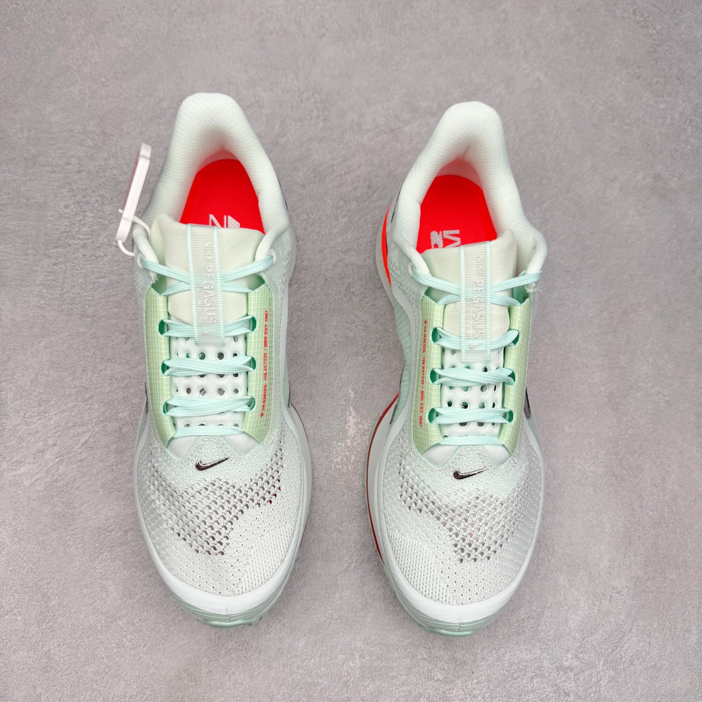 图片[2]-＃纯原 NK Pegasus Premium 飞马全掌气垫跑步运动鞋 HQ2592-301 气垫的究极进化 NIKE 2025S 新王炸 • 在特有Air科技加持下，耐克带来全新Pegasus Premium。这款跑鞋在传承耐克飞马（Pegasus）系列标志性的缓震功能的同时，将首次搭载耐克的塑型可视化Air Zoom气垫单元。• 塑型Air Zoom气垫单元贴合脚部的自然轮廓，帮助跑者在从后跟到脚趾的过渡中能够有效传递力量，带来一种前所未有的轻盈、顺畅回馈体验。中底采用ZoomX泡绵，后跟则使用ReactX泡绵，为跑者提供稳定流畅的推进感。• 塑型可视化Air Zoom气垫单元和精心配置的泡绵组合，让Pegasus Premium成为耐克飞马系列中颇具能量回馈的鞋款。• 全新Pegasus Premium不仅展示了耐克势头强劲的创新周期，证明了其特有的Air科技的强大实力，更体现了耐克倾听和服务运动员的能力。尺码：36 36.5 37.5 38 38.5 39 40 40.5 41 42 42.5 43 44 44.5 45-选品中心