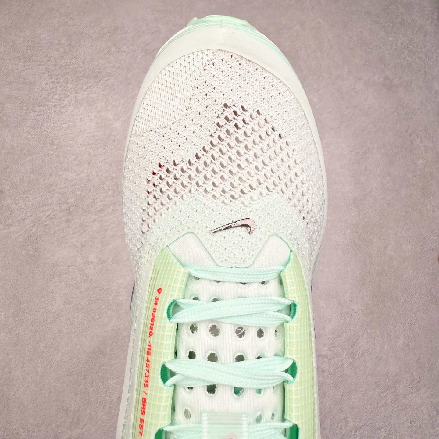 图片[4]-＃纯原 NK Pegasus Premium 飞马全掌气垫跑步运动鞋 HQ2592-301 气垫的究极进化 NIKE 2025S 新王炸 • 在特有Air科技加持下，耐克带来全新Pegasus Premium。这款跑鞋在传承耐克飞马（Pegasus）系列标志性的缓震功能的同时，将首次搭载耐克的塑型可视化Air Zoom气垫单元。• 塑型Air Zoom气垫单元贴合脚部的自然轮廓，帮助跑者在从后跟到脚趾的过渡中能够有效传递力量，带来一种前所未有的轻盈、顺畅回馈体验。中底采用ZoomX泡绵，后跟则使用ReactX泡绵，为跑者提供稳定流畅的推进感。• 塑型可视化Air Zoom气垫单元和精心配置的泡绵组合，让Pegasus Premium成为耐克飞马系列中颇具能量回馈的鞋款。• 全新Pegasus Premium不仅展示了耐克势头强劲的创新周期，证明了其特有的Air科技的强大实力，更体现了耐克倾听和服务运动员的能力。尺码：36 36.5 37.5 38 38.5 39 40 40.5 41 42 42.5 43 44 44.5 45-选品中心