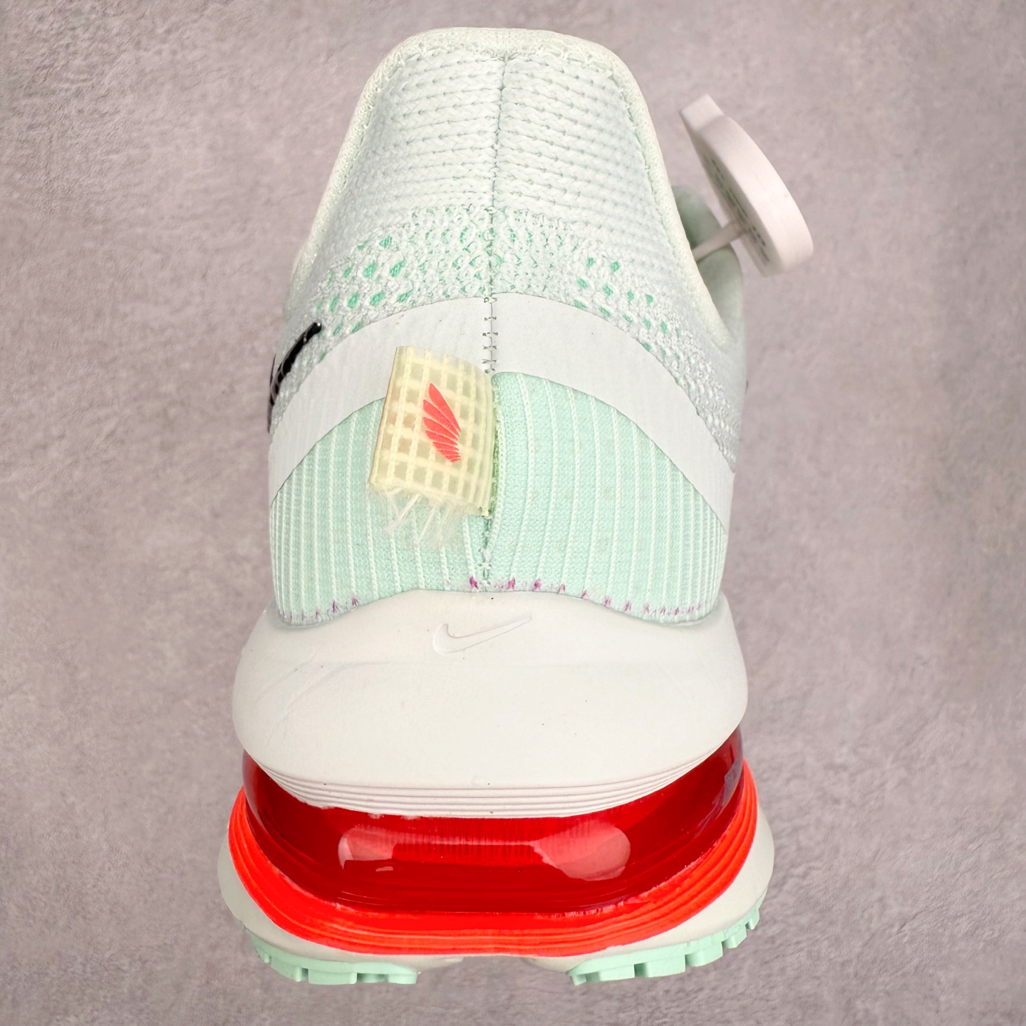 图片[8]-＃纯原 NK Pegasus Premium 飞马全掌气垫跑步运动鞋 HQ2592-301 气垫的究极进化 NIKE 2025S 新王炸 • 在特有Air科技加持下，耐克带来全新Pegasus Premium。这款跑鞋在传承耐克飞马（Pegasus）系列标志性的缓震功能的同时，将首次搭载耐克的塑型可视化Air Zoom气垫单元。• 塑型Air Zoom气垫单元贴合脚部的自然轮廓，帮助跑者在从后跟到脚趾的过渡中能够有效传递力量，带来一种前所未有的轻盈、顺畅回馈体验。中底采用ZoomX泡绵，后跟则使用ReactX泡绵，为跑者提供稳定流畅的推进感。• 塑型可视化Air Zoom气垫单元和精心配置的泡绵组合，让Pegasus Premium成为耐克飞马系列中颇具能量回馈的鞋款。• 全新Pegasus Premium不仅展示了耐克势头强劲的创新周期，证明了其特有的Air科技的强大实力，更体现了耐克倾听和服务运动员的能力。尺码：36 36.5 37.5 38 38.5 39 40 40.5 41 42 42.5 43 44 44.5 45-选品中心