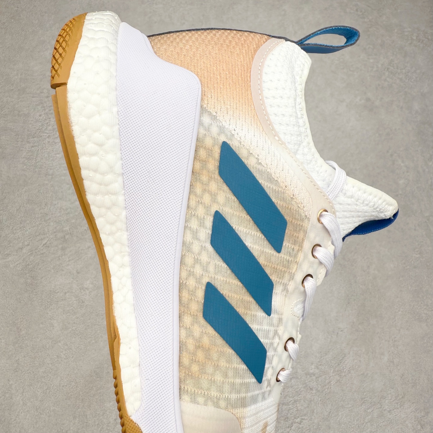 图片[6]-AD Crazyflight Mid 减震防滑中帮训练鞋 男女同款 GW5099 借助Crazyflight,您可以在球场上获得所需的支撑性贴合性，灵敏的缓冲性和透气舒适性。弹力网眼鞋面透气，可保持凉爽。TPU纱线中足护具可保持轻巧的感觉和透气性，同时提供横向稳定性。蕾丝封扣带来舒适款式。鞋跟中的绒面革衬里感觉舒适且光滑。BOOST技术可提供灵敏，缓冲的感觉，吸收震动并保持飞行。模压鞋垫可提供额外缓冲。耐用的橡胶外底可在所有方向提供牵引力和耐用性。实拍调校N版已经零色差零失真 百分百还原实物色彩所见即所得 不存在货不对板色差等低级问题 选购参考实物拍摄 不混卖不参货 只用心做好货严格选品 承诺混一赔十 尺码：36 36.5 37.5 38 38.5 39 40 40.5 41 42 42.5 43 44 44.5 45 46-选品中心