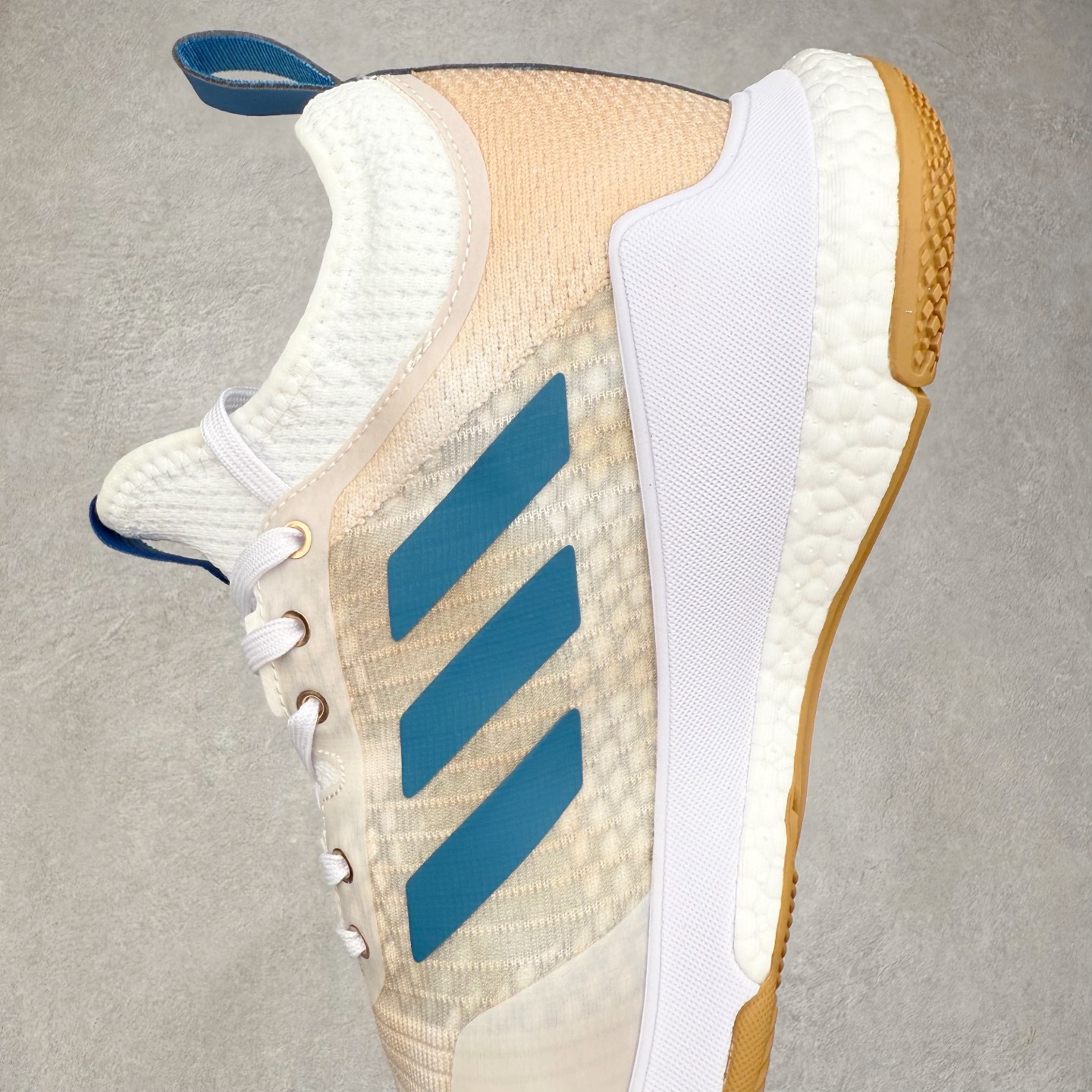 图片[7]-AD Crazyflight Mid 减震防滑中帮训练鞋 男女同款 GW5099 借助Crazyflight,您可以在球场上获得所需的支撑性贴合性，灵敏的缓冲性和透气舒适性。弹力网眼鞋面透气，可保持凉爽。TPU纱线中足护具可保持轻巧的感觉和透气性，同时提供横向稳定性。蕾丝封扣带来舒适款式。鞋跟中的绒面革衬里感觉舒适且光滑。BOOST技术可提供灵敏，缓冲的感觉，吸收震动并保持飞行。模压鞋垫可提供额外缓冲。耐用的橡胶外底可在所有方向提供牵引力和耐用性。实拍调校N版已经零色差零失真 百分百还原实物色彩所见即所得 不存在货不对板色差等低级问题 选购参考实物拍摄 不混卖不参货 只用心做好货严格选品 承诺混一赔十 尺码：36 36.5 37.5 38 38.5 39 40 40.5 41 42 42.5 43 44 44.5 45 46-选品中心