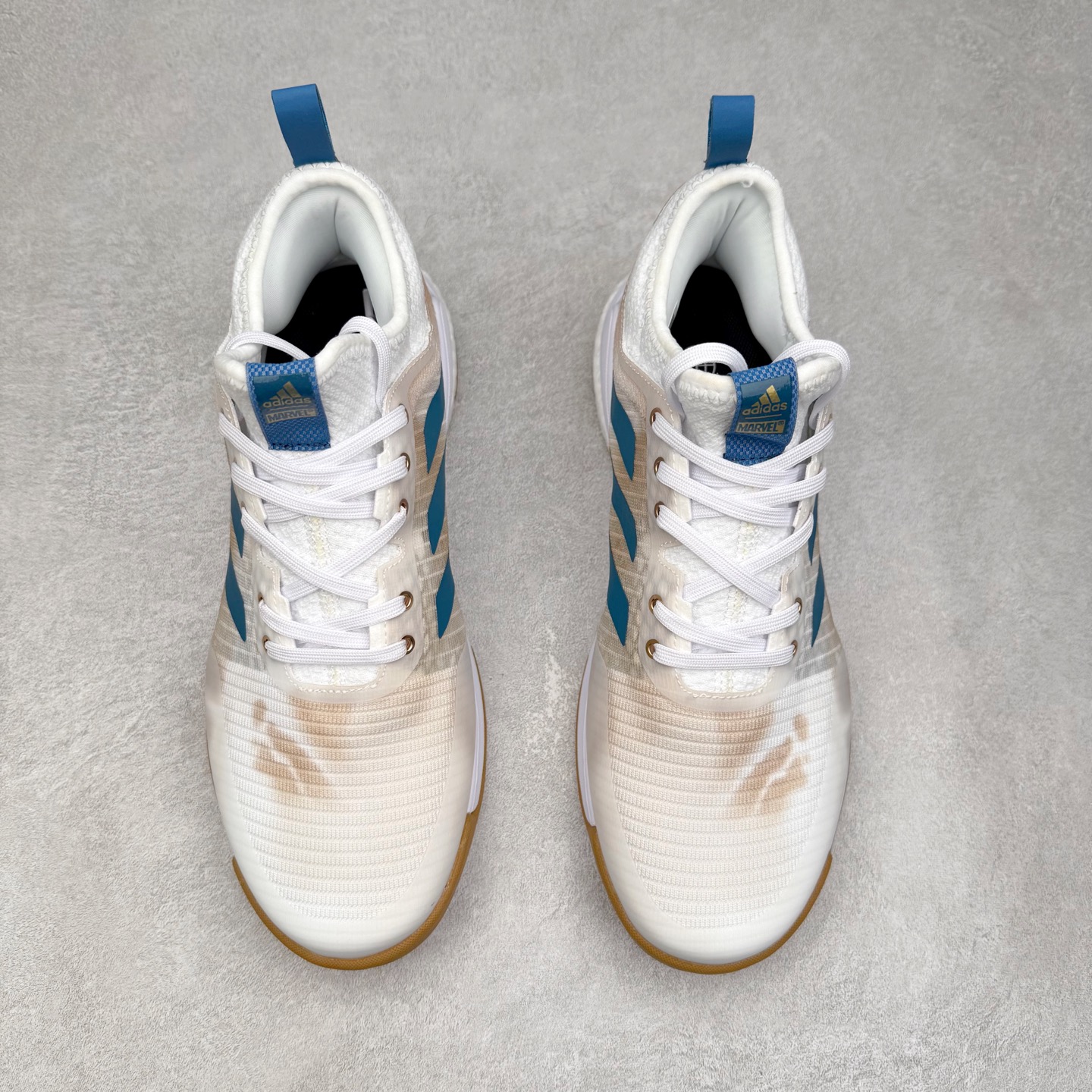 图片[2]-AD Crazyflight Mid 减震防滑中帮训练鞋 男女同款 GW5099 借助Crazyflight,您可以在球场上获得所需的支撑性贴合性，灵敏的缓冲性和透气舒适性。弹力网眼鞋面透气，可保持凉爽。TPU纱线中足护具可保持轻巧的感觉和透气性，同时提供横向稳定性。蕾丝封扣带来舒适款式。鞋跟中的绒面革衬里感觉舒适且光滑。BOOST技术可提供灵敏，缓冲的感觉，吸收震动并保持飞行。模压鞋垫可提供额外缓冲。耐用的橡胶外底可在所有方向提供牵引力和耐用性。实拍调校N版已经零色差零失真 百分百还原实物色彩所见即所得 不存在货不对板色差等低级问题 选购参考实物拍摄 不混卖不参货 只用心做好货严格选品 承诺混一赔十 尺码：36 36.5 37.5 38 38.5 39 40 40.5 41 42 42.5 43 44 44.5 45 46-选品中心