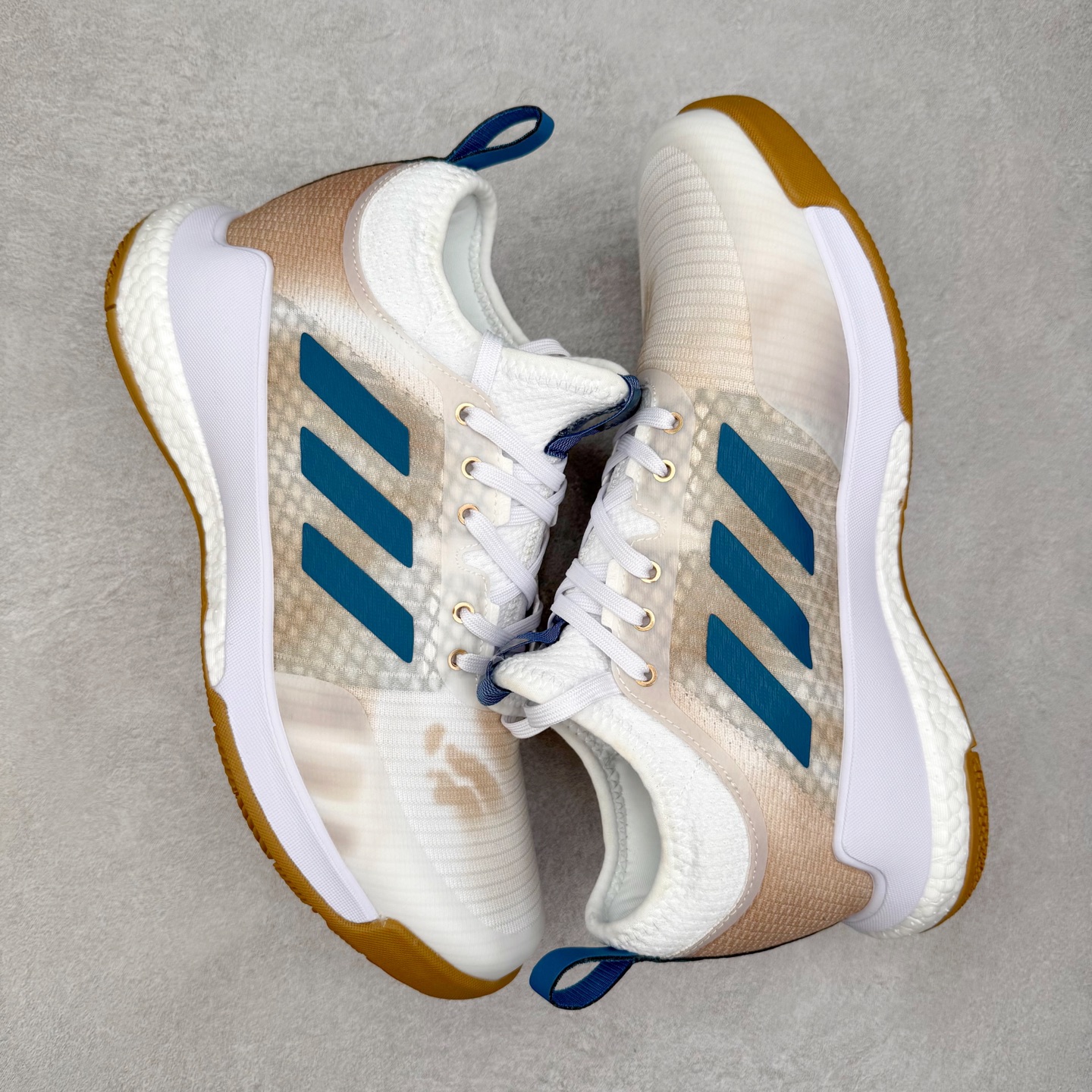 图片[3]-AD Crazyflight Mid 减震防滑中帮训练鞋 男女同款 GW5099 借助Crazyflight,您可以在球场上获得所需的支撑性贴合性，灵敏的缓冲性和透气舒适性。弹力网眼鞋面透气，可保持凉爽。TPU纱线中足护具可保持轻巧的感觉和透气性，同时提供横向稳定性。蕾丝封扣带来舒适款式。鞋跟中的绒面革衬里感觉舒适且光滑。BOOST技术可提供灵敏，缓冲的感觉，吸收震动并保持飞行。模压鞋垫可提供额外缓冲。耐用的橡胶外底可在所有方向提供牵引力和耐用性。实拍调校N版已经零色差零失真 百分百还原实物色彩所见即所得 不存在货不对板色差等低级问题 选购参考实物拍摄 不混卖不参货 只用心做好货严格选品 承诺混一赔十 尺码：36 36.5 37.5 38 38.5 39 40 40.5 41 42 42.5 43 44 44.5 45 46-选品中心