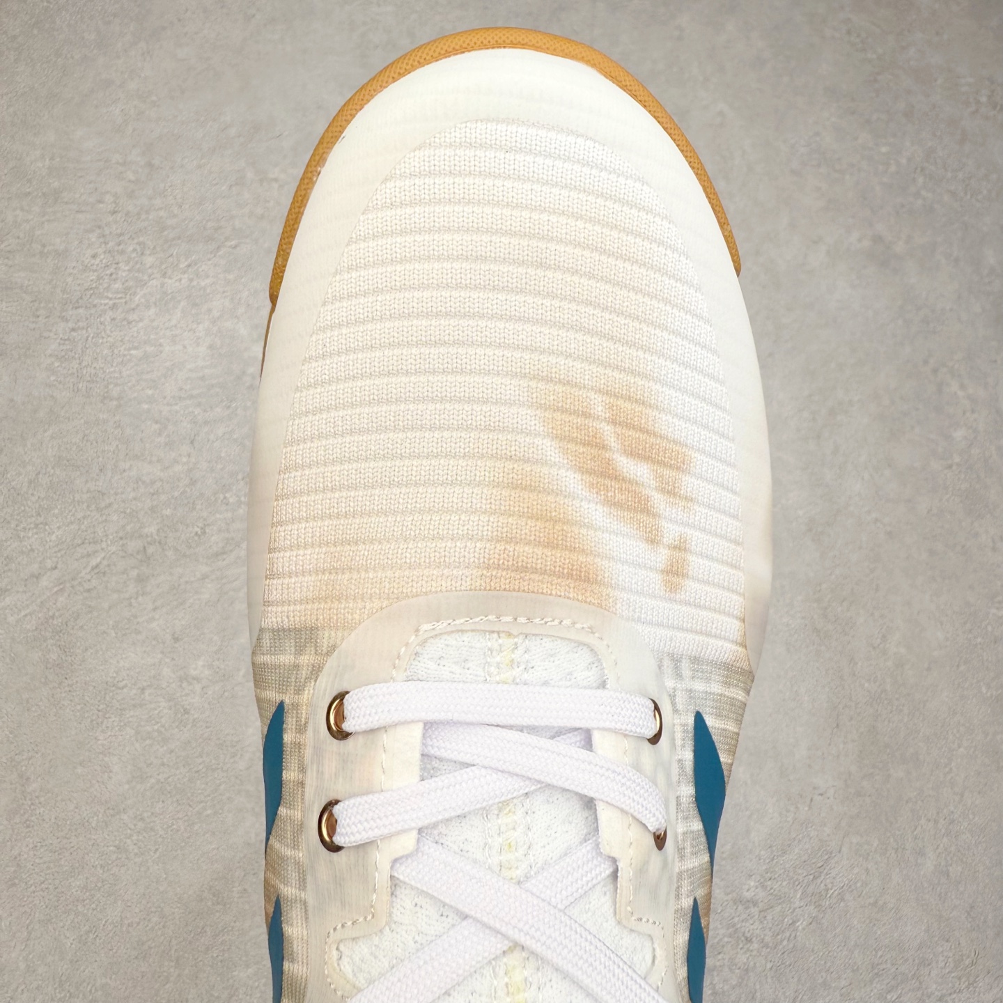 图片[4]-AD Crazyflight Mid 减震防滑中帮训练鞋 男女同款 GW5099 借助Crazyflight,您可以在球场上获得所需的支撑性贴合性，灵敏的缓冲性和透气舒适性。弹力网眼鞋面透气，可保持凉爽。TPU纱线中足护具可保持轻巧的感觉和透气性，同时提供横向稳定性。蕾丝封扣带来舒适款式。鞋跟中的绒面革衬里感觉舒适且光滑。BOOST技术可提供灵敏，缓冲的感觉，吸收震动并保持飞行。模压鞋垫可提供额外缓冲。耐用的橡胶外底可在所有方向提供牵引力和耐用性。实拍调校N版已经零色差零失真 百分百还原实物色彩所见即所得 不存在货不对板色差等低级问题 选购参考实物拍摄 不混卖不参货 只用心做好货严格选品 承诺混一赔十 尺码：36 36.5 37.5 38 38.5 39 40 40.5 41 42 42.5 43 44 44.5 45 46-选品中心