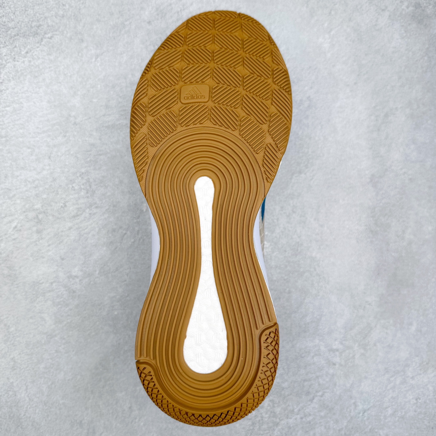 图片[9]-AD Crazyflight Mid 减震防滑中帮训练鞋 男女同款 GW5099 借助Crazyflight,您可以在球场上获得所需的支撑性贴合性，灵敏的缓冲性和透气舒适性。弹力网眼鞋面透气，可保持凉爽。TPU纱线中足护具可保持轻巧的感觉和透气性，同时提供横向稳定性。蕾丝封扣带来舒适款式。鞋跟中的绒面革衬里感觉舒适且光滑。BOOST技术可提供灵敏，缓冲的感觉，吸收震动并保持飞行。模压鞋垫可提供额外缓冲。耐用的橡胶外底可在所有方向提供牵引力和耐用性。实拍调校N版已经零色差零失真 百分百还原实物色彩所见即所得 不存在货不对板色差等低级问题 选购参考实物拍摄 不混卖不参货 只用心做好货严格选品 承诺混一赔十 尺码：36 36.5 37.5 38 38.5 39 40 40.5 41 42 42.5 43 44 44.5 45 46-选品中心