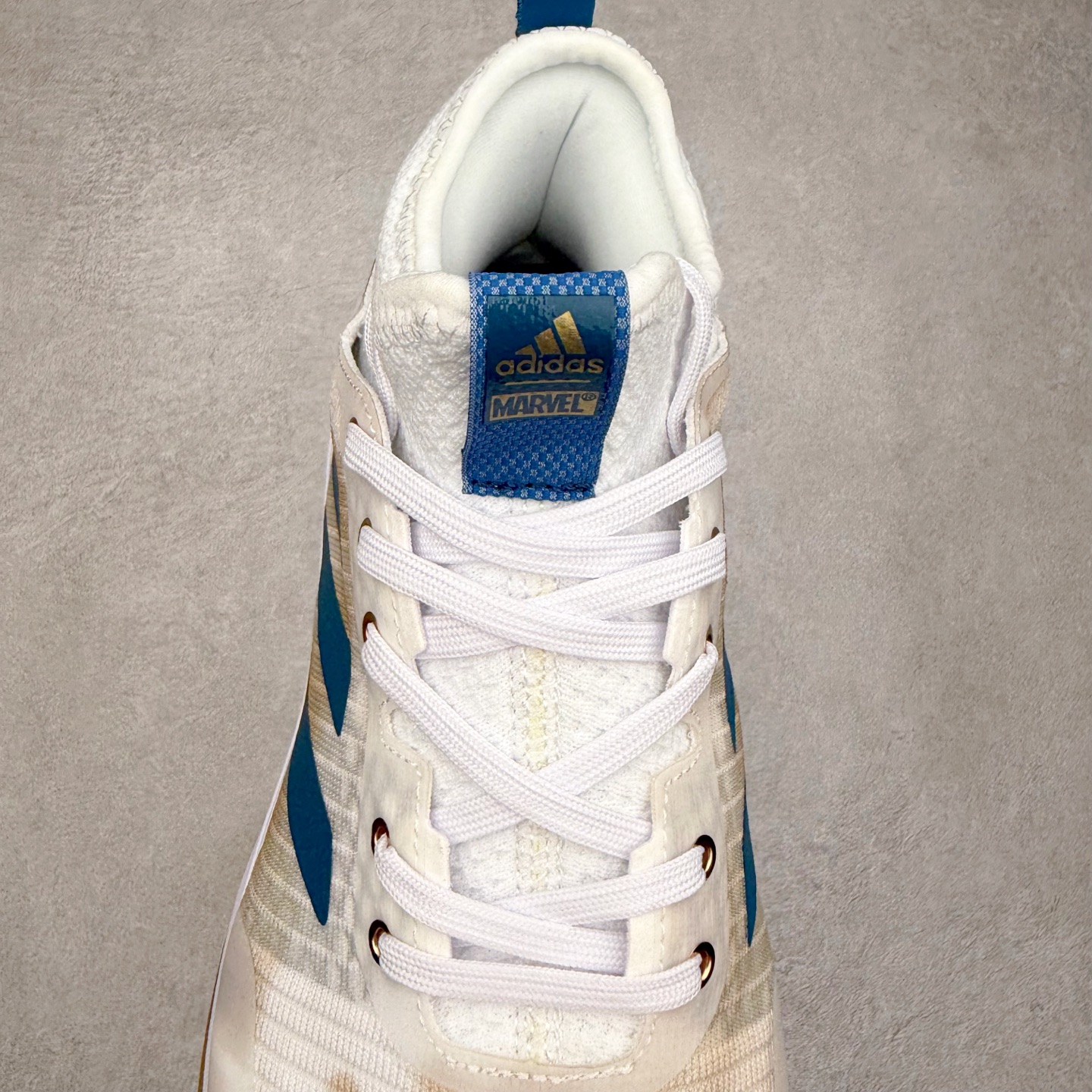 图片[5]-AD Crazyflight Mid 减震防滑中帮训练鞋 男女同款 GW5099 借助Crazyflight,您可以在球场上获得所需的支撑性贴合性，灵敏的缓冲性和透气舒适性。弹力网眼鞋面透气，可保持凉爽。TPU纱线中足护具可保持轻巧的感觉和透气性，同时提供横向稳定性。蕾丝封扣带来舒适款式。鞋跟中的绒面革衬里感觉舒适且光滑。BOOST技术可提供灵敏，缓冲的感觉，吸收震动并保持飞行。模压鞋垫可提供额外缓冲。耐用的橡胶外底可在所有方向提供牵引力和耐用性。实拍调校N版已经零色差零失真 百分百还原实物色彩所见即所得 不存在货不对板色差等低级问题 选购参考实物拍摄 不混卖不参货 只用心做好货严格选品 承诺混一赔十 尺码：36 36.5 37.5 38 38.5 39 40 40.5 41 42 42.5 43 44 44.5 45 46-选品中心