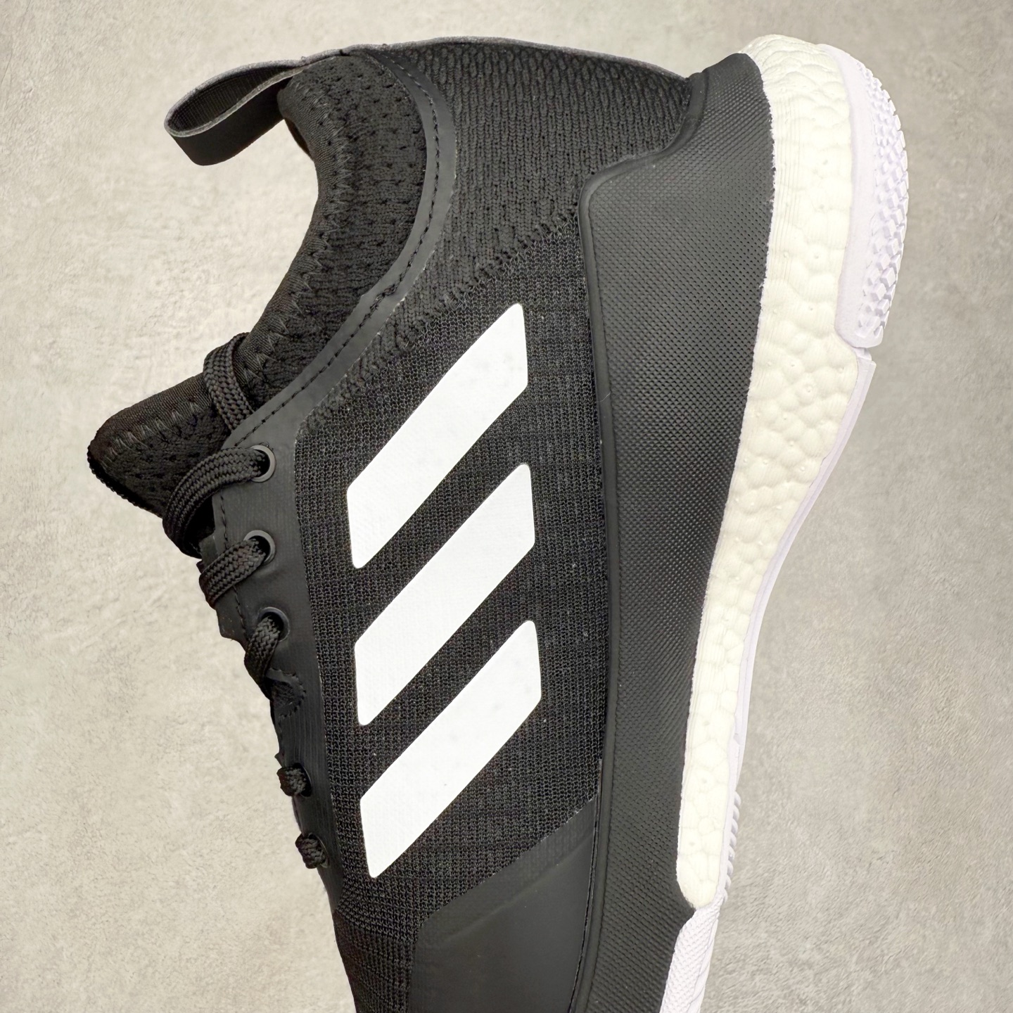 图片[7]-AD Crazyflight Mid 减震防滑中帮训练鞋 男女同款 FX1971 借助Crazyflight,您可以在球场上获得所需的支撑性贴合性，灵敏的缓冲性和透气舒适性。弹力网眼鞋面透气，可保持凉爽。TPU纱线中足护具可保持轻巧的感觉和透气性，同时提供横向稳定性。蕾丝封扣带来舒适款式。鞋跟中的绒面革衬里感觉舒适且光滑。BOOST技术可提供灵敏，缓冲的感觉，吸收震动并保持飞行。模压鞋垫可提供额外缓冲。耐用的橡胶外底可在所有方向提供牵引力和耐用性。实拍调校N版已经零色差零失真 百分百还原实物色彩所见即所得 不存在货不对板色差等低级问题 选购参考实物拍摄 不混卖不参货 只用心做好货严格选品 承诺混一赔十 尺码：36 36.5 37.5 38 38.5 39 40 40.5 41 42 42.5 43 44 44.5 45 46-选品中心