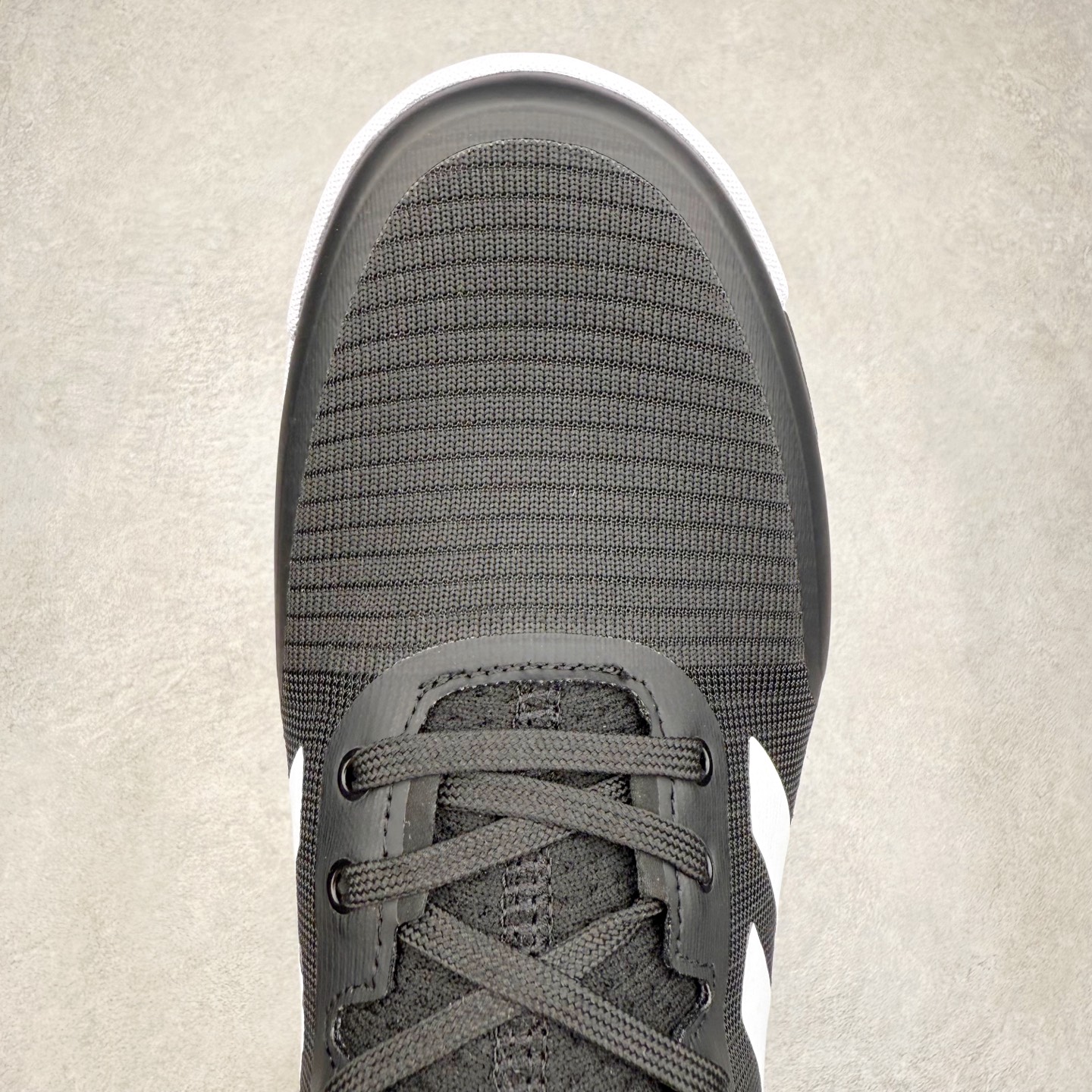 图片[4]-AD Crazyflight Mid 减震防滑中帮训练鞋 男女同款 FX1971 借助Crazyflight,您可以在球场上获得所需的支撑性贴合性，灵敏的缓冲性和透气舒适性。弹力网眼鞋面透气，可保持凉爽。TPU纱线中足护具可保持轻巧的感觉和透气性，同时提供横向稳定性。蕾丝封扣带来舒适款式。鞋跟中的绒面革衬里感觉舒适且光滑。BOOST技术可提供灵敏，缓冲的感觉，吸收震动并保持飞行。模压鞋垫可提供额外缓冲。耐用的橡胶外底可在所有方向提供牵引力和耐用性。实拍调校N版已经零色差零失真 百分百还原实物色彩所见即所得 不存在货不对板色差等低级问题 选购参考实物拍摄 不混卖不参货 只用心做好货严格选品 承诺混一赔十 尺码：36 36.5 37.5 38 38.5 39 40 40.5 41 42 42.5 43 44 44.5 45 46-选品中心