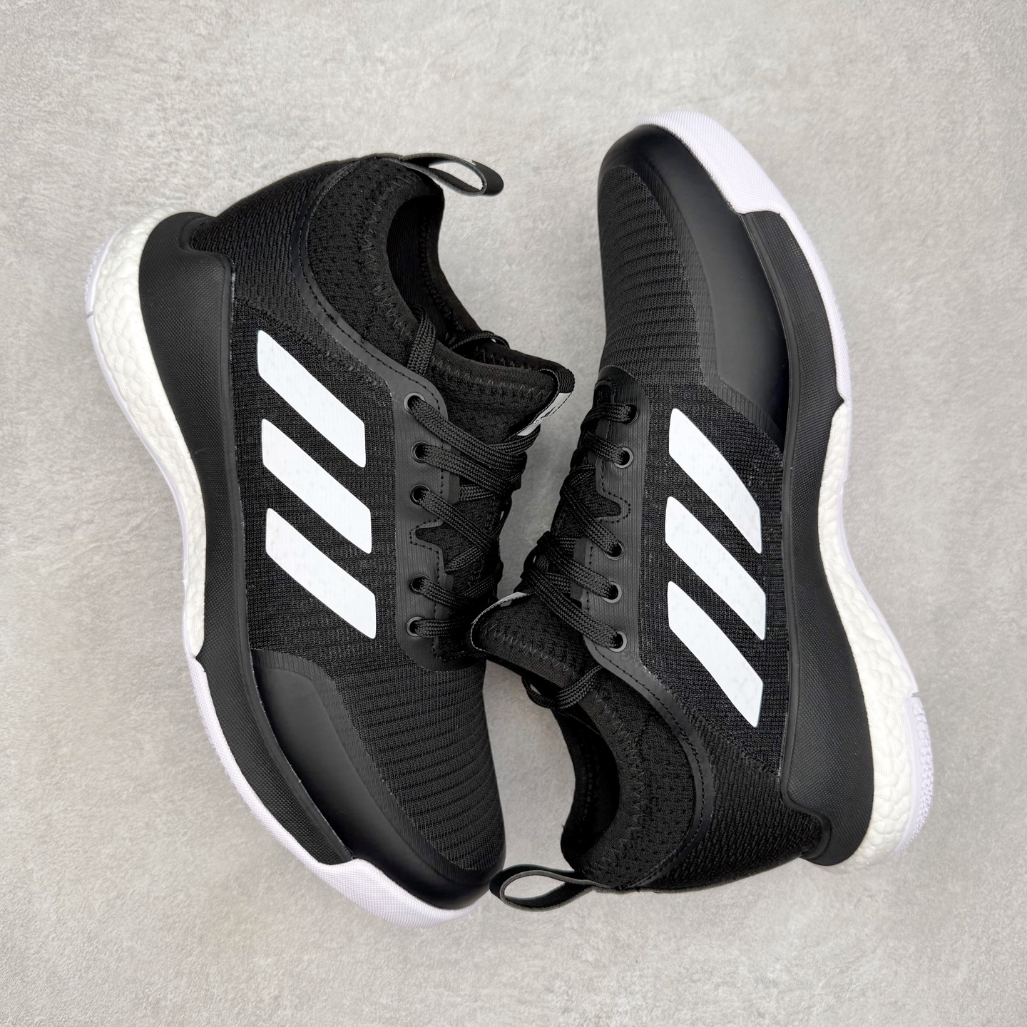 图片[3]-AD Crazyflight Mid 减震防滑中帮训练鞋 男女同款 FX1971 借助Crazyflight,您可以在球场上获得所需的支撑性贴合性，灵敏的缓冲性和透气舒适性。弹力网眼鞋面透气，可保持凉爽。TPU纱线中足护具可保持轻巧的感觉和透气性，同时提供横向稳定性。蕾丝封扣带来舒适款式。鞋跟中的绒面革衬里感觉舒适且光滑。BOOST技术可提供灵敏，缓冲的感觉，吸收震动并保持飞行。模压鞋垫可提供额外缓冲。耐用的橡胶外底可在所有方向提供牵引力和耐用性。实拍调校N版已经零色差零失真 百分百还原实物色彩所见即所得 不存在货不对板色差等低级问题 选购参考实物拍摄 不混卖不参货 只用心做好货严格选品 承诺混一赔十 尺码：36 36.5 37.5 38 38.5 39 40 40.5 41 42 42.5 43 44 44.5 45 46-选品中心