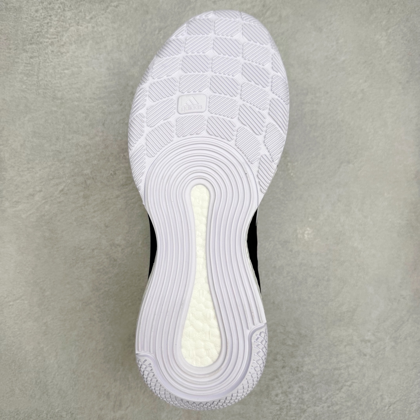 图片[9]-AD Crazyflight Mid 减震防滑中帮训练鞋 男女同款 FX1971 借助Crazyflight,您可以在球场上获得所需的支撑性贴合性，灵敏的缓冲性和透气舒适性。弹力网眼鞋面透气，可保持凉爽。TPU纱线中足护具可保持轻巧的感觉和透气性，同时提供横向稳定性。蕾丝封扣带来舒适款式。鞋跟中的绒面革衬里感觉舒适且光滑。BOOST技术可提供灵敏，缓冲的感觉，吸收震动并保持飞行。模压鞋垫可提供额外缓冲。耐用的橡胶外底可在所有方向提供牵引力和耐用性。实拍调校N版已经零色差零失真 百分百还原实物色彩所见即所得 不存在货不对板色差等低级问题 选购参考实物拍摄 不混卖不参货 只用心做好货严格选品 承诺混一赔十 尺码：36 36.5 37.5 38 38.5 39 40 40.5 41 42 42.5 43 44 44.5 45 46-选品中心