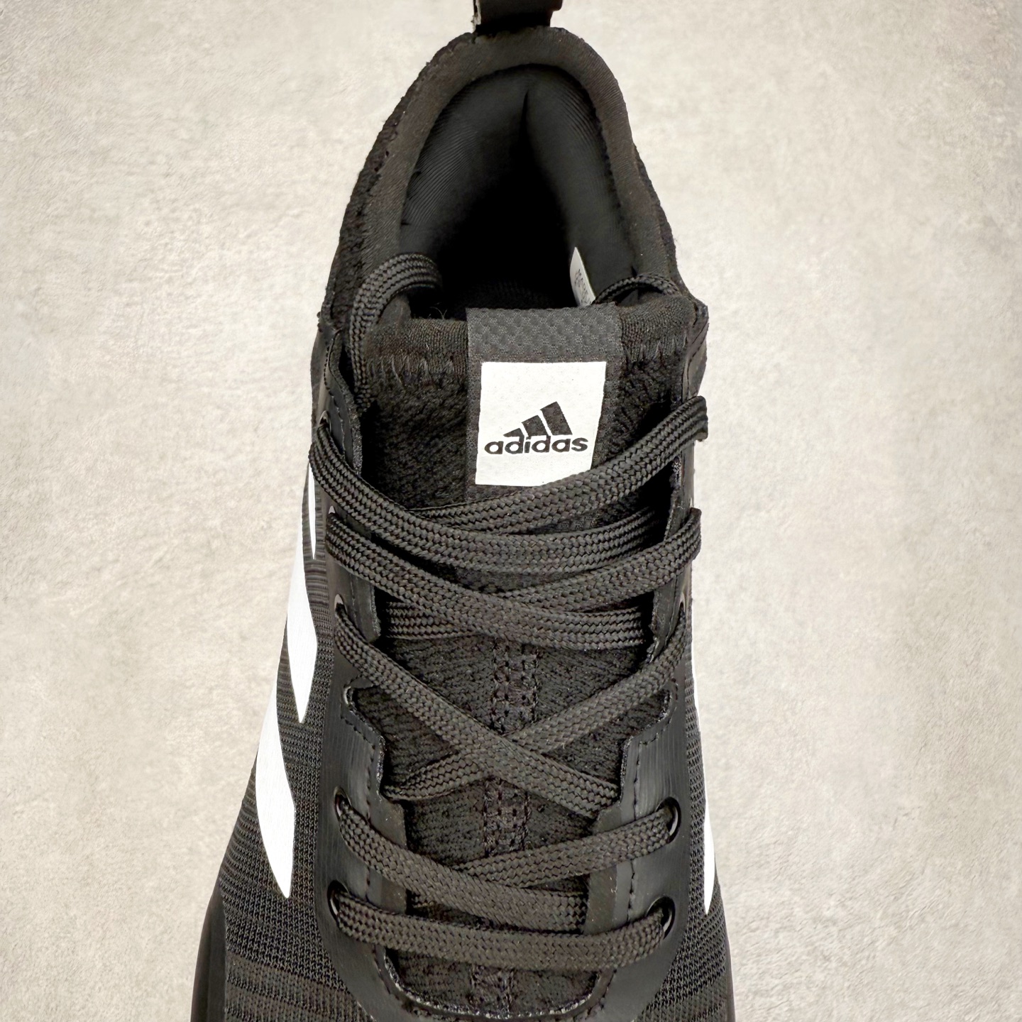 图片[5]-AD Crazyflight Mid 减震防滑中帮训练鞋 男女同款 FX1971 借助Crazyflight,您可以在球场上获得所需的支撑性贴合性，灵敏的缓冲性和透气舒适性。弹力网眼鞋面透气，可保持凉爽。TPU纱线中足护具可保持轻巧的感觉和透气性，同时提供横向稳定性。蕾丝封扣带来舒适款式。鞋跟中的绒面革衬里感觉舒适且光滑。BOOST技术可提供灵敏，缓冲的感觉，吸收震动并保持飞行。模压鞋垫可提供额外缓冲。耐用的橡胶外底可在所有方向提供牵引力和耐用性。实拍调校N版已经零色差零失真 百分百还原实物色彩所见即所得 不存在货不对板色差等低级问题 选购参考实物拍摄 不混卖不参货 只用心做好货严格选品 承诺混一赔十 尺码：36 36.5 37.5 38 38.5 39 40 40.5 41 42 42.5 43 44 44.5 45 46-选品中心