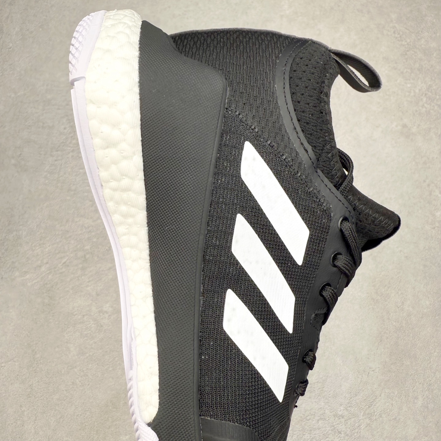 图片[6]-AD Crazyflight Mid 减震防滑中帮训练鞋 男女同款 FX1971 借助Crazyflight,您可以在球场上获得所需的支撑性贴合性，灵敏的缓冲性和透气舒适性。弹力网眼鞋面透气，可保持凉爽。TPU纱线中足护具可保持轻巧的感觉和透气性，同时提供横向稳定性。蕾丝封扣带来舒适款式。鞋跟中的绒面革衬里感觉舒适且光滑。BOOST技术可提供灵敏，缓冲的感觉，吸收震动并保持飞行。模压鞋垫可提供额外缓冲。耐用的橡胶外底可在所有方向提供牵引力和耐用性。实拍调校N版已经零色差零失真 百分百还原实物色彩所见即所得 不存在货不对板色差等低级问题 选购参考实物拍摄 不混卖不参货 只用心做好货严格选品 承诺混一赔十 尺码：36 36.5 37.5 38 38.5 39 40 40.5 41 42 42.5 43 44 44.5 45 46-选品中心