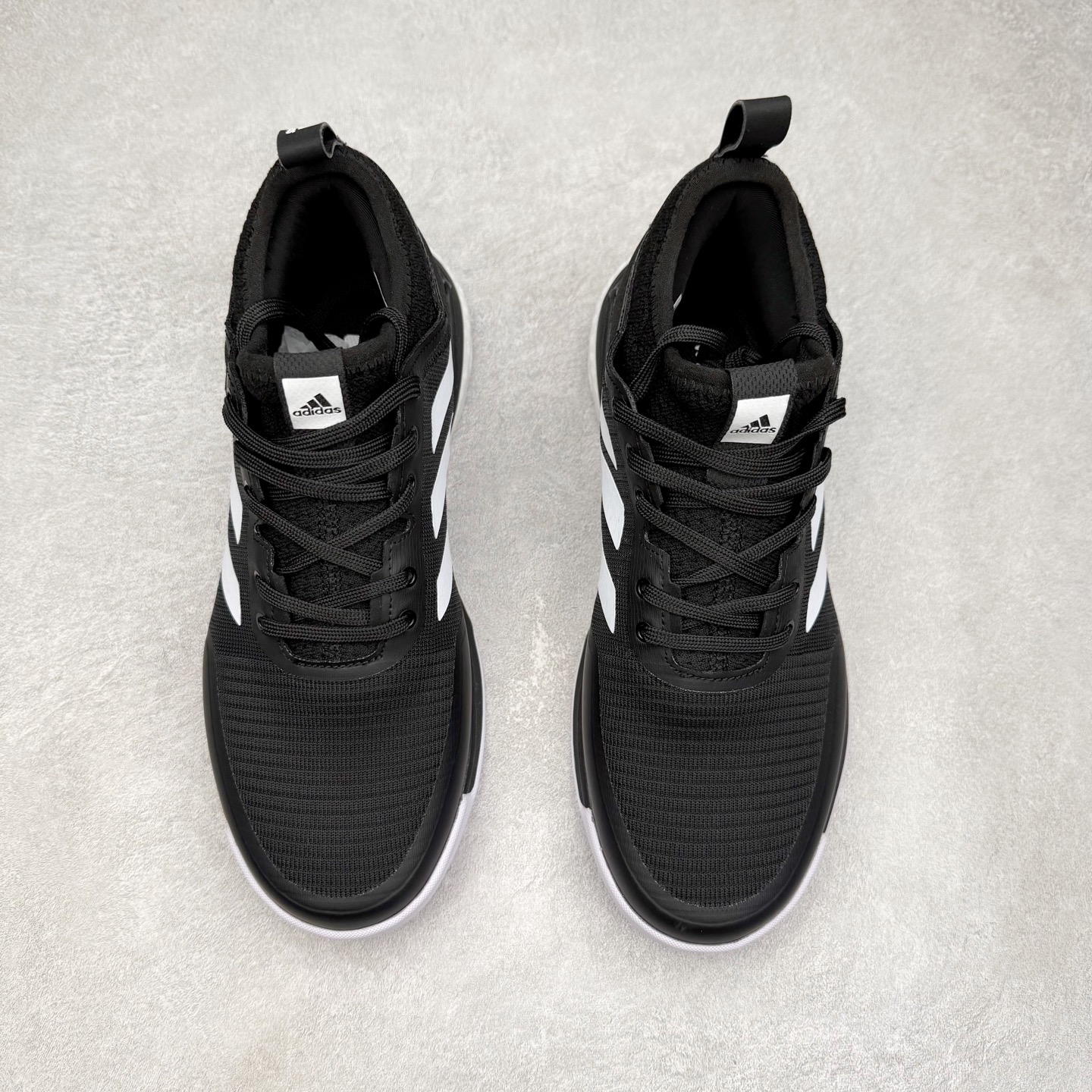 图片[2]-AD Crazyflight Mid 减震防滑中帮训练鞋 男女同款 FX1971 借助Crazyflight,您可以在球场上获得所需的支撑性贴合性，灵敏的缓冲性和透气舒适性。弹力网眼鞋面透气，可保持凉爽。TPU纱线中足护具可保持轻巧的感觉和透气性，同时提供横向稳定性。蕾丝封扣带来舒适款式。鞋跟中的绒面革衬里感觉舒适且光滑。BOOST技术可提供灵敏，缓冲的感觉，吸收震动并保持飞行。模压鞋垫可提供额外缓冲。耐用的橡胶外底可在所有方向提供牵引力和耐用性。实拍调校N版已经零色差零失真 百分百还原实物色彩所见即所得 不存在货不对板色差等低级问题 选购参考实物拍摄 不混卖不参货 只用心做好货严格选品 承诺混一赔十 尺码：36 36.5 37.5 38 38.5 39 40 40.5 41 42 42.5 43 44 44.5 45 46-选品中心