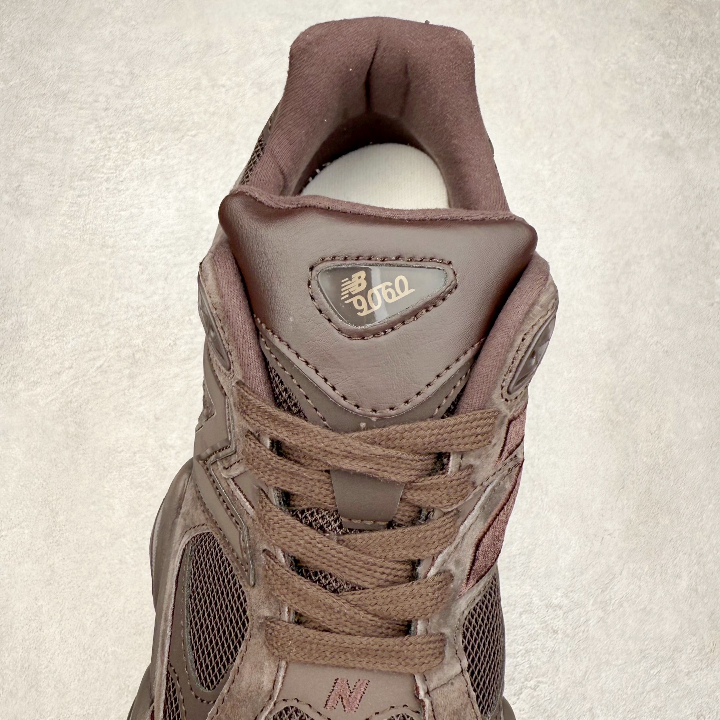 图片[5]-New Balance NB9060 复古运动鞋 新百伦又带来了新鞋型 并且是与芝加哥街头品牌 Joe Freshgoods 的联名款 鞋身主体采用了类似 990 系列的设计风格 与传统复古慢跑鞋区别不大 最大的变化就是鞋底部分 在传统设计的中底外层 增加了多个分区的模块 圆润的线条设计与我们熟悉的 New Balance 风格截然不同 但与同样充满弧形线条的鞋面搭配 看起来毫无违和感 尺码：36-45-选品中心