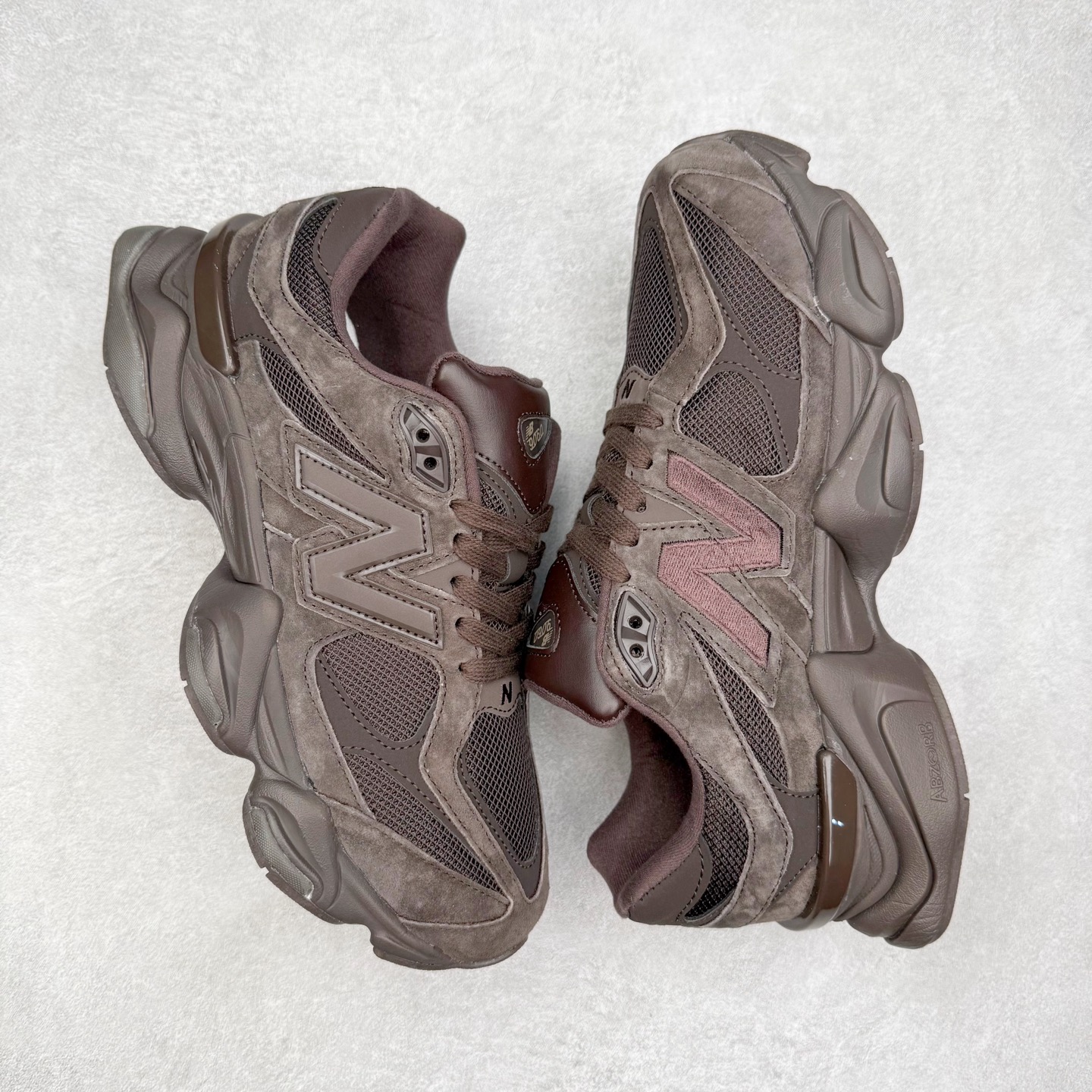 图片[3]-New Balance NB9060 复古运动鞋 新百伦又带来了新鞋型 并且是与芝加哥街头品牌 Joe Freshgoods 的联名款 鞋身主体采用了类似 990 系列的设计风格 与传统复古慢跑鞋区别不大 最大的变化就是鞋底部分 在传统设计的中底外层 增加了多个分区的模块 圆润的线条设计与我们熟悉的 New Balance 风格截然不同 但与同样充满弧形线条的鞋面搭配 看起来毫无违和感 尺码：36-45-选品中心