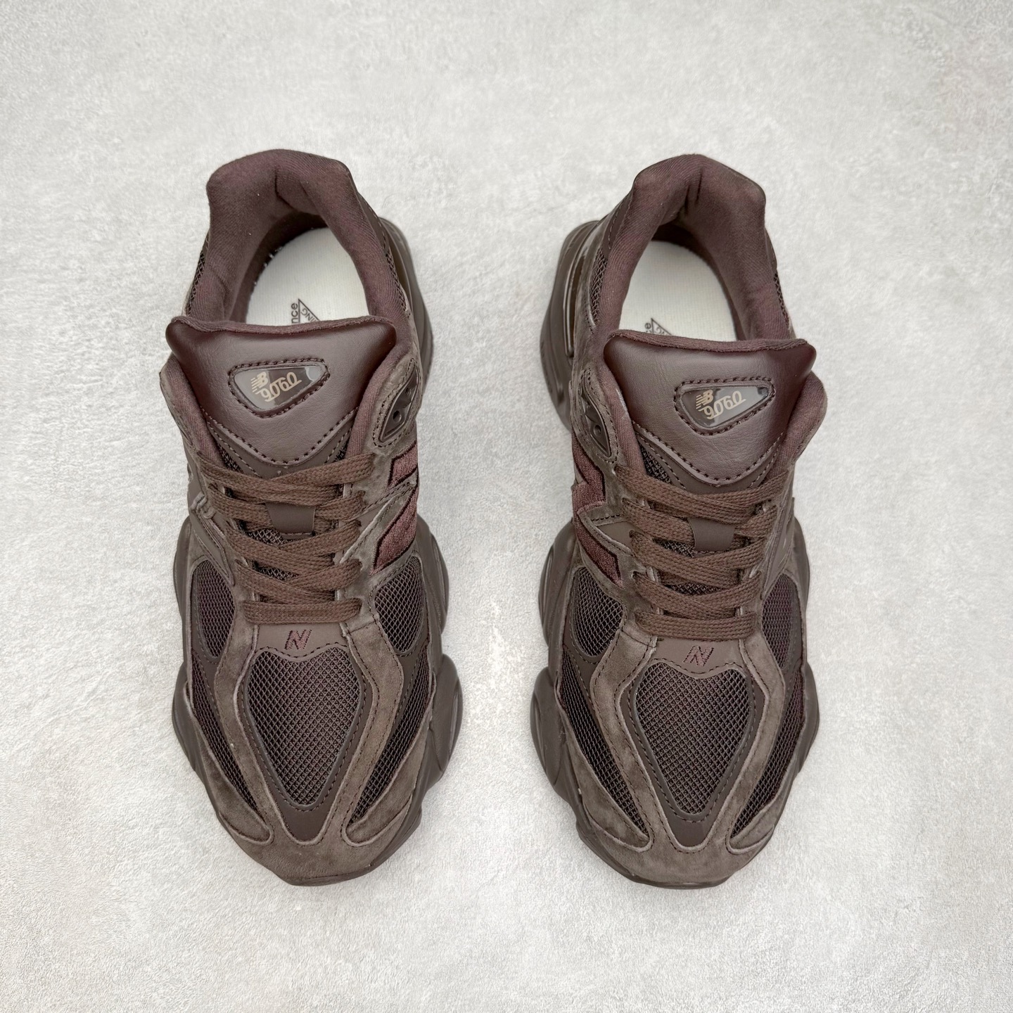 图片[2]-New Balance NB9060 复古运动鞋 新百伦又带来了新鞋型 并且是与芝加哥街头品牌 Joe Freshgoods 的联名款 鞋身主体采用了类似 990 系列的设计风格 与传统复古慢跑鞋区别不大 最大的变化就是鞋底部分 在传统设计的中底外层 增加了多个分区的模块 圆润的线条设计与我们熟悉的 New Balance 风格截然不同 但与同样充满弧形线条的鞋面搭配 看起来毫无违和感 尺码：36-45-选品中心