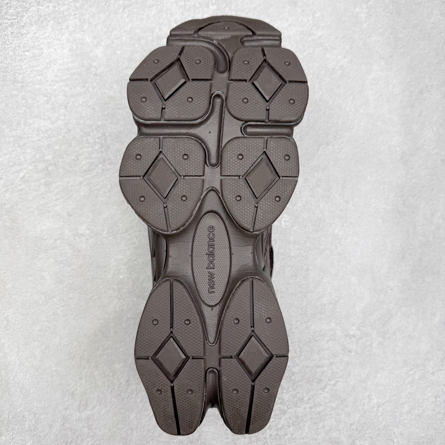 图片[9]-New Balance NB9060 复古运动鞋 新百伦又带来了新鞋型 并且是与芝加哥街头品牌 Joe Freshgoods 的联名款 鞋身主体采用了类似 990 系列的设计风格 与传统复古慢跑鞋区别不大 最大的变化就是鞋底部分 在传统设计的中底外层 增加了多个分区的模块 圆润的线条设计与我们熟悉的 New Balance 风格截然不同 但与同样充满弧形线条的鞋面搭配 看起来毫无违和感 尺码：36-45-选品中心