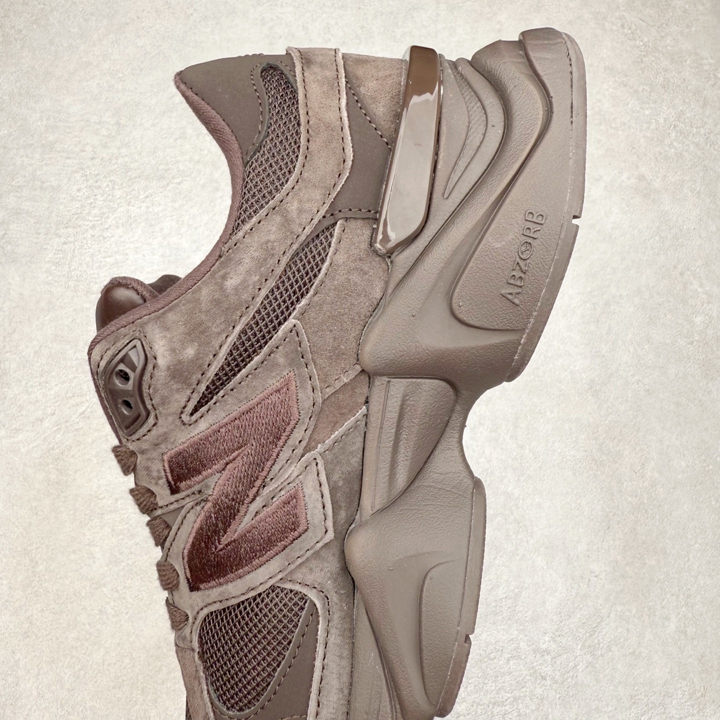 图片[7]-New Balance NB9060 复古运动鞋 新百伦又带来了新鞋型 并且是与芝加哥街头品牌 Joe Freshgoods 的联名款 鞋身主体采用了类似 990 系列的设计风格 与传统复古慢跑鞋区别不大 最大的变化就是鞋底部分 在传统设计的中底外层 增加了多个分区的模块 圆润的线条设计与我们熟悉的 New Balance 风格截然不同 但与同样充满弧形线条的鞋面搭配 看起来毫无违和感 尺码：36-45-选品中心