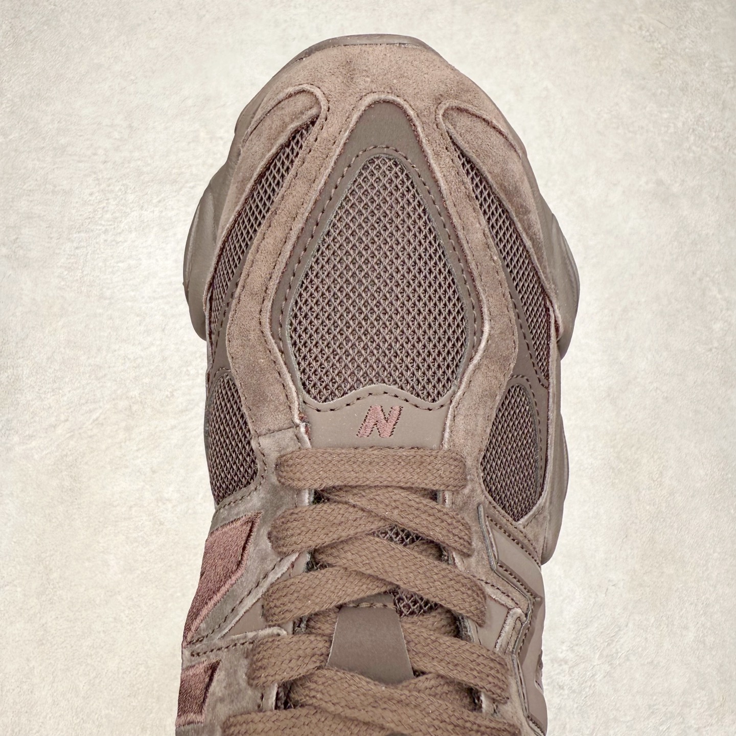 图片[4]-New Balance NB9060 复古运动鞋 新百伦又带来了新鞋型 并且是与芝加哥街头品牌 Joe Freshgoods 的联名款 鞋身主体采用了类似 990 系列的设计风格 与传统复古慢跑鞋区别不大 最大的变化就是鞋底部分 在传统设计的中底外层 增加了多个分区的模块 圆润的线条设计与我们熟悉的 New Balance 风格截然不同 但与同样充满弧形线条的鞋面搭配 看起来毫无违和感 尺码：36-45-选品中心