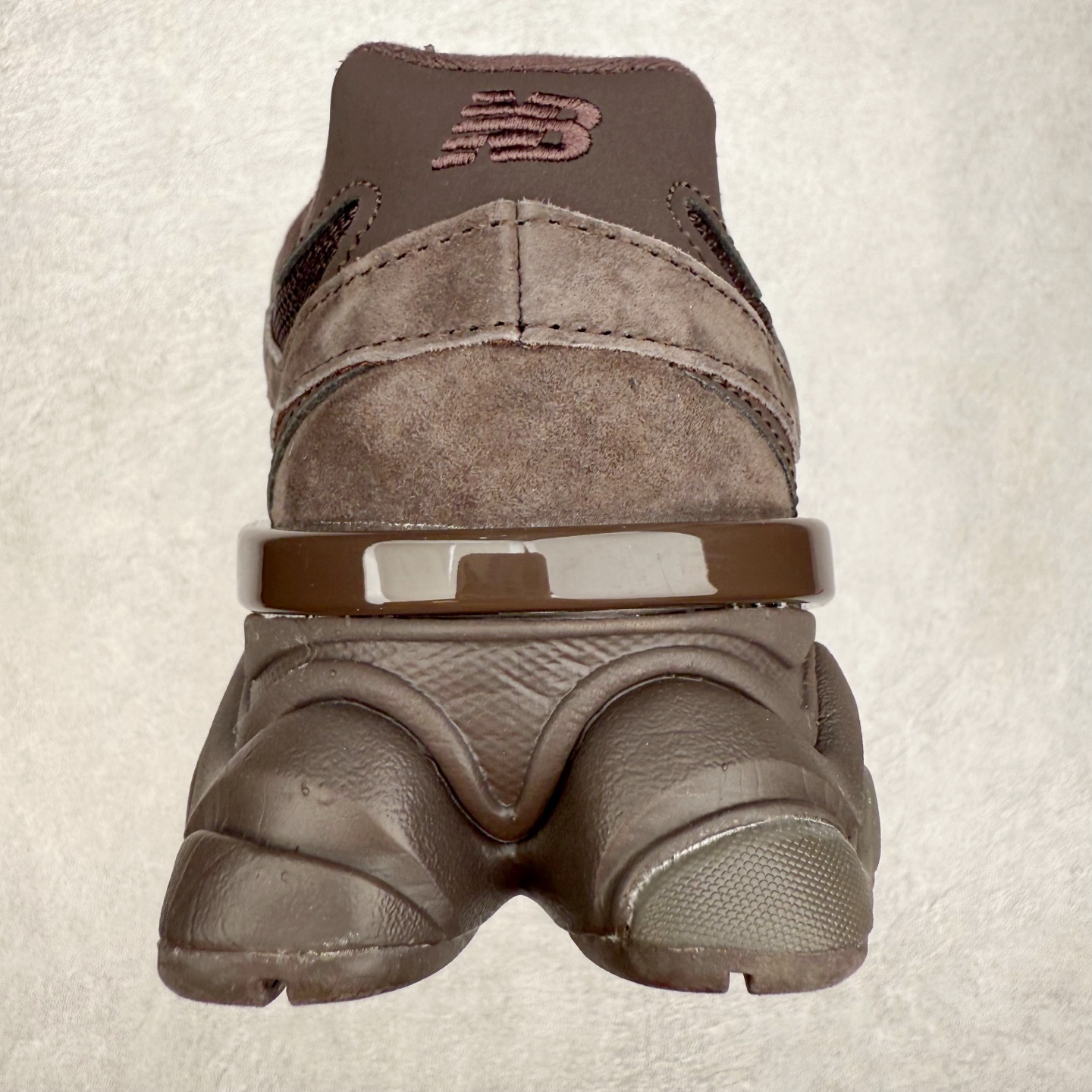 图片[8]-New Balance NB9060 复古运动鞋 新百伦又带来了新鞋型 并且是与芝加哥街头品牌 Joe Freshgoods 的联名款 鞋身主体采用了类似 990 系列的设计风格 与传统复古慢跑鞋区别不大 最大的变化就是鞋底部分 在传统设计的中底外层 增加了多个分区的模块 圆润的线条设计与我们熟悉的 New Balance 风格截然不同 但与同样充满弧形线条的鞋面搭配 看起来毫无违和感 尺码：36-45-选品中心