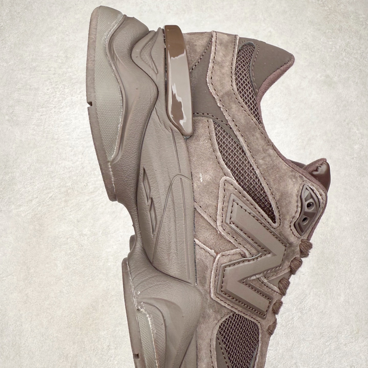 图片[6]-New Balance NB9060 复古运动鞋 新百伦又带来了新鞋型 并且是与芝加哥街头品牌 Joe Freshgoods 的联名款 鞋身主体采用了类似 990 系列的设计风格 与传统复古慢跑鞋区别不大 最大的变化就是鞋底部分 在传统设计的中底外层 增加了多个分区的模块 圆润的线条设计与我们熟悉的 New Balance 风格截然不同 但与同样充满弧形线条的鞋面搭配 看起来毫无违和感 尺码：36-45-选品中心