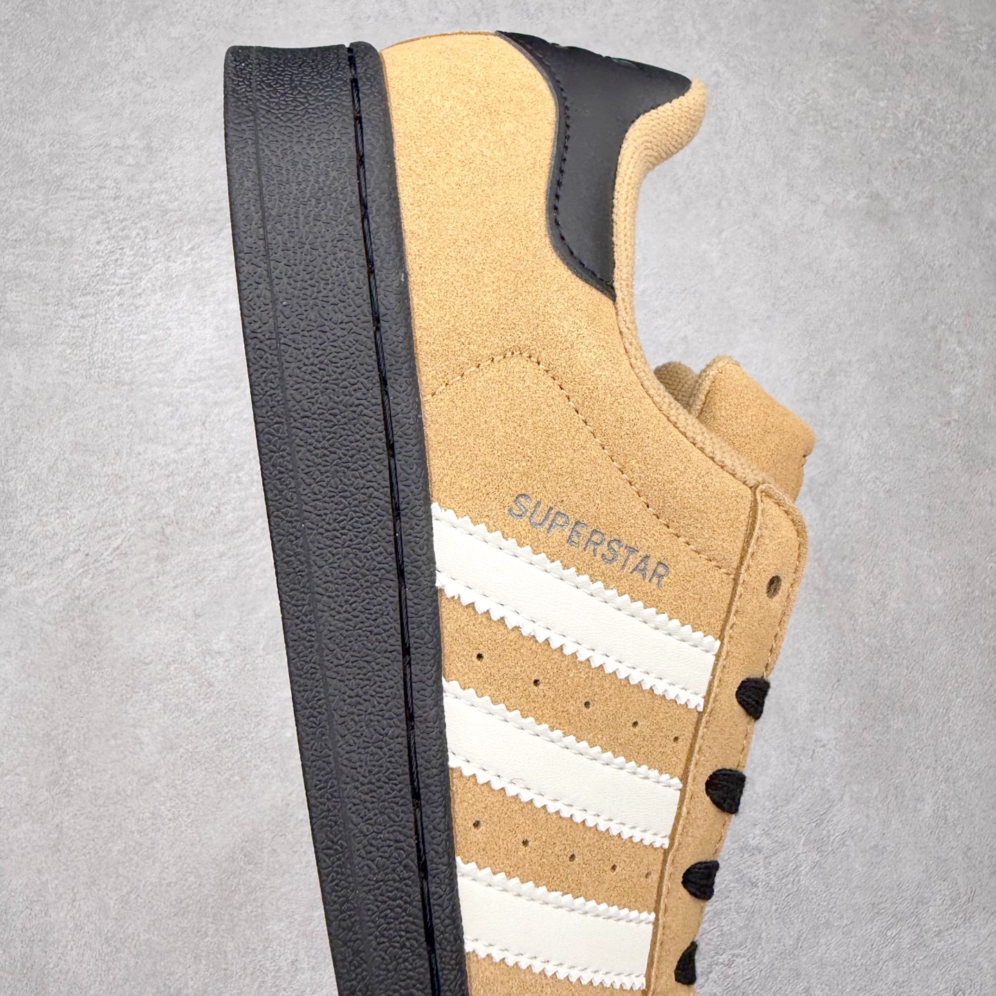 图片[6]-AD Originals Superstar 经典复古贝壳头板鞋 JS2488 诞生于1969年 是第一双将全皮面鞋 身与橡胶鞋头结合在一起的低帮篮球鞋 Superstar最开始 是作为高帮篮球鞋Pro Model的低帮版本而出现的 但因为其独特和醒目的橡胶鞋头造型而让大家熟知 被大家形象地称为\\\”shelltoe\\\”贝壳头 在70年代的美国职业篮球场上 接近3/4的NBA球员都将这双Superstar作为场上用鞋 80年代之后 经过不断的改良和发展 Superstar逐渐成为横跨时装、音乐、街头文化、休闲和运动等各大领域的时尚潮鞋 尺码：36 36.5 37 38 38.5 39 40 40.5 41 42 42.5 43 44 44.5 45-选品中心