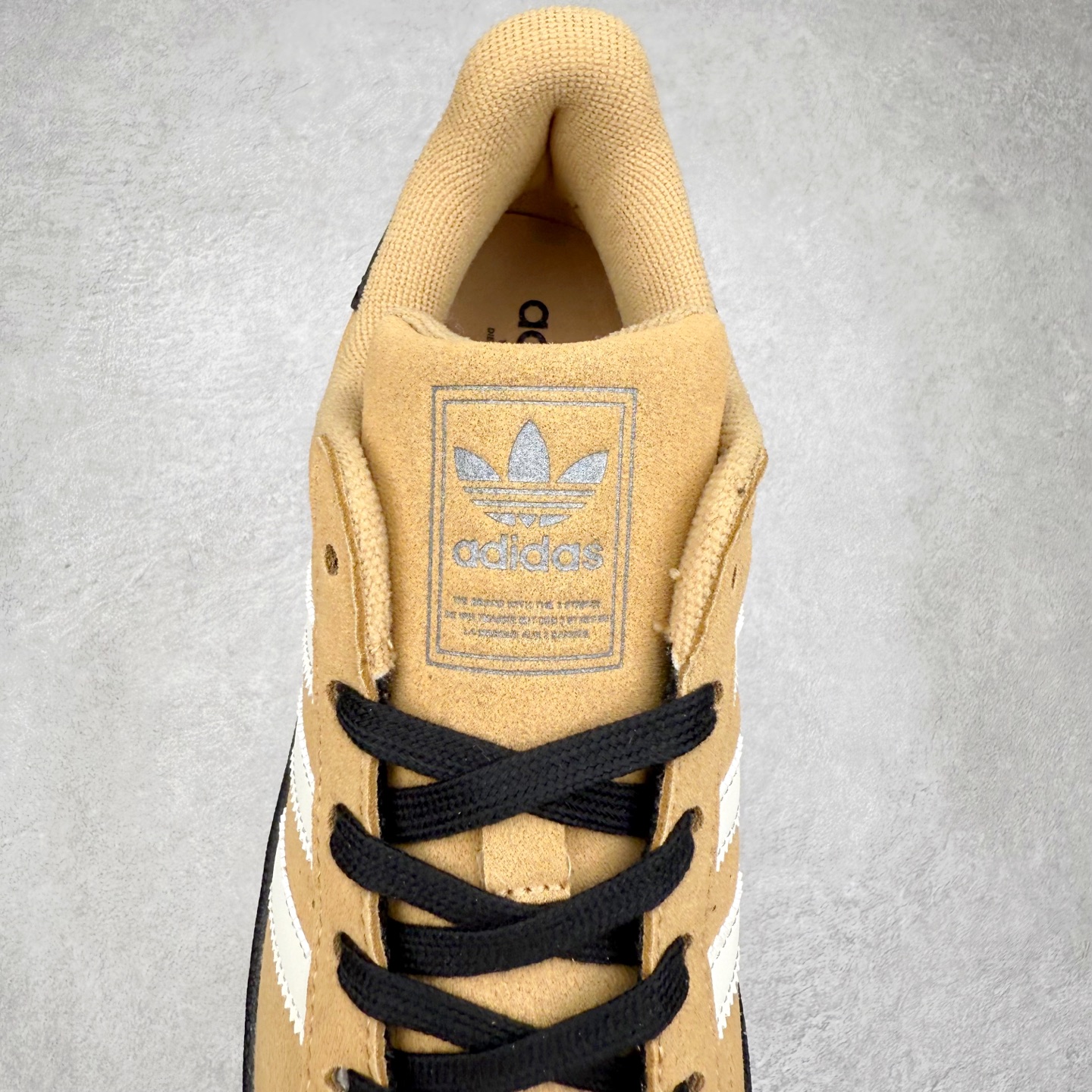 图片[5]-AD Originals Superstar 经典复古贝壳头板鞋 JS2488 诞生于1969年 是第一双将全皮面鞋 身与橡胶鞋头结合在一起的低帮篮球鞋 Superstar最开始 是作为高帮篮球鞋Pro Model的低帮版本而出现的 但因为其独特和醒目的橡胶鞋头造型而让大家熟知 被大家形象地称为\\\”shelltoe\\\”贝壳头 在70年代的美国职业篮球场上 接近3/4的NBA球员都将这双Superstar作为场上用鞋 80年代之后 经过不断的改良和发展 Superstar逐渐成为横跨时装、音乐、街头文化、休闲和运动等各大领域的时尚潮鞋 尺码：36 36.5 37 38 38.5 39 40 40.5 41 42 42.5 43 44 44.5 45-选品中心