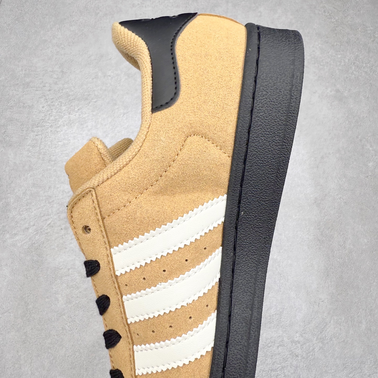 图片[7]-AD Originals Superstar 经典复古贝壳头板鞋 JS2488 诞生于1969年 是第一双将全皮面鞋 身与橡胶鞋头结合在一起的低帮篮球鞋 Superstar最开始 是作为高帮篮球鞋Pro Model的低帮版本而出现的 但因为其独特和醒目的橡胶鞋头造型而让大家熟知 被大家形象地称为\\\”shelltoe\\\”贝壳头 在70年代的美国职业篮球场上 接近3/4的NBA球员都将这双Superstar作为场上用鞋 80年代之后 经过不断的改良和发展 Superstar逐渐成为横跨时装、音乐、街头文化、休闲和运动等各大领域的时尚潮鞋 尺码：36 36.5 37 38 38.5 39 40 40.5 41 42 42.5 43 44 44.5 45-选品中心