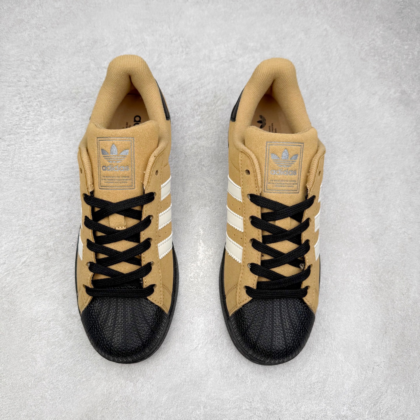 图片[2]-AD Originals Superstar 经典复古贝壳头板鞋 JS2488 诞生于1969年 是第一双将全皮面鞋 身与橡胶鞋头结合在一起的低帮篮球鞋 Superstar最开始 是作为高帮篮球鞋Pro Model的低帮版本而出现的 但因为其独特和醒目的橡胶鞋头造型而让大家熟知 被大家形象地称为\\\”shelltoe\\\”贝壳头 在70年代的美国职业篮球场上 接近3/4的NBA球员都将这双Superstar作为场上用鞋 80年代之后 经过不断的改良和发展 Superstar逐渐成为横跨时装、音乐、街头文化、休闲和运动等各大领域的时尚潮鞋 尺码：36 36.5 37 38 38.5 39 40 40.5 41 42 42.5 43 44 44.5 45-选品中心