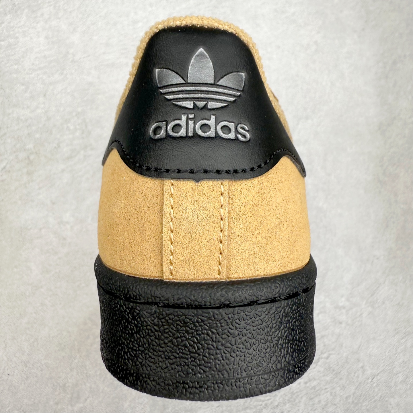 图片[8]-AD Originals Superstar 经典复古贝壳头板鞋 JS2488 诞生于1969年 是第一双将全皮面鞋 身与橡胶鞋头结合在一起的低帮篮球鞋 Superstar最开始 是作为高帮篮球鞋Pro Model的低帮版本而出现的 但因为其独特和醒目的橡胶鞋头造型而让大家熟知 被大家形象地称为\\\”shelltoe\\\”贝壳头 在70年代的美国职业篮球场上 接近3/4的NBA球员都将这双Superstar作为场上用鞋 80年代之后 经过不断的改良和发展 Superstar逐渐成为横跨时装、音乐、街头文化、休闲和运动等各大领域的时尚潮鞋 尺码：36 36.5 37 38 38.5 39 40 40.5 41 42 42.5 43 44 44.5 45-选品中心