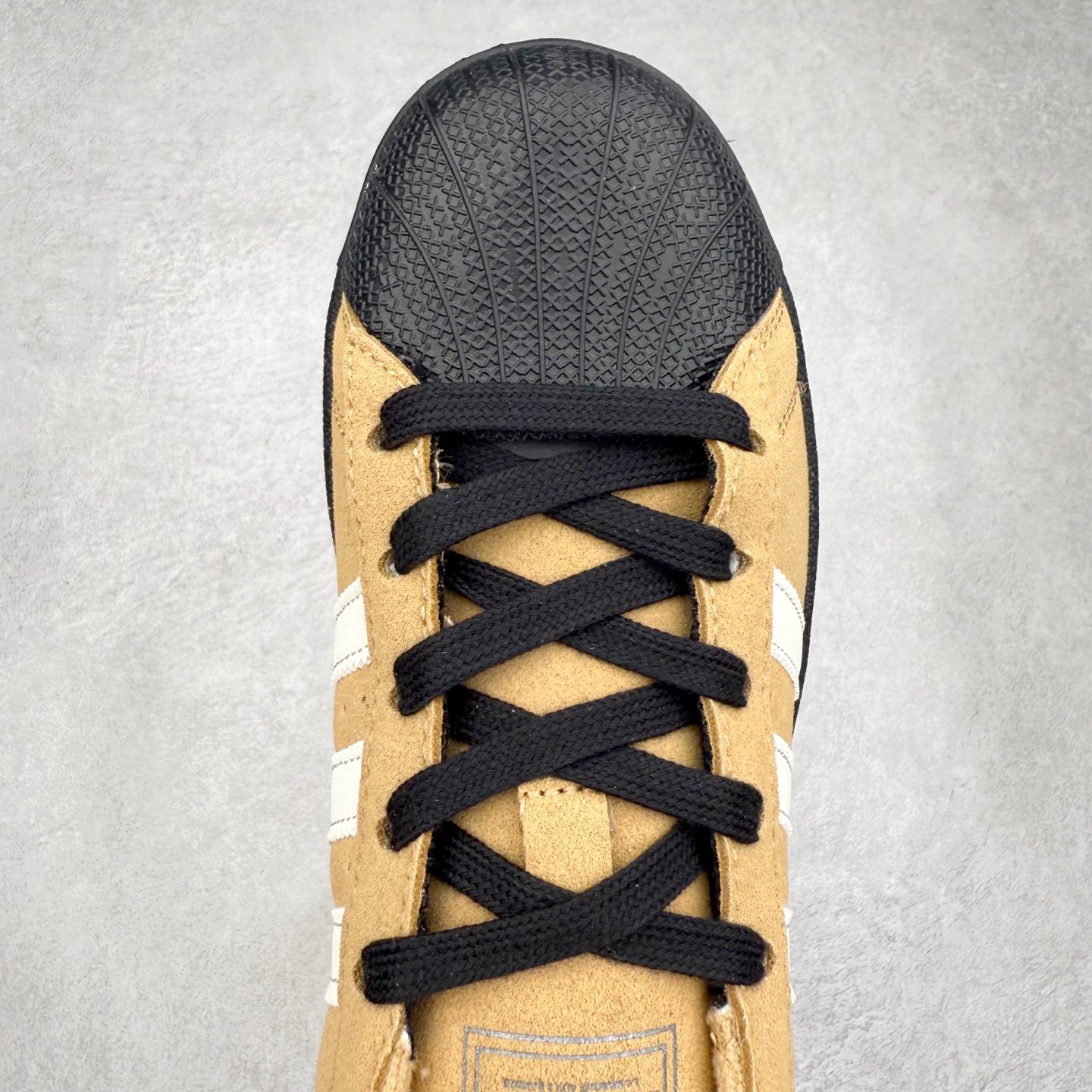 图片[4]-AD Originals Superstar 经典复古贝壳头板鞋 JS2488 诞生于1969年 是第一双将全皮面鞋 身与橡胶鞋头结合在一起的低帮篮球鞋 Superstar最开始 是作为高帮篮球鞋Pro Model的低帮版本而出现的 但因为其独特和醒目的橡胶鞋头造型而让大家熟知 被大家形象地称为\\\”shelltoe\\\”贝壳头 在70年代的美国职业篮球场上 接近3/4的NBA球员都将这双Superstar作为场上用鞋 80年代之后 经过不断的改良和发展 Superstar逐渐成为横跨时装、音乐、街头文化、休闲和运动等各大领域的时尚潮鞋 尺码：36 36.5 37 38 38.5 39 40 40.5 41 42 42.5 43 44 44.5 45-选品中心