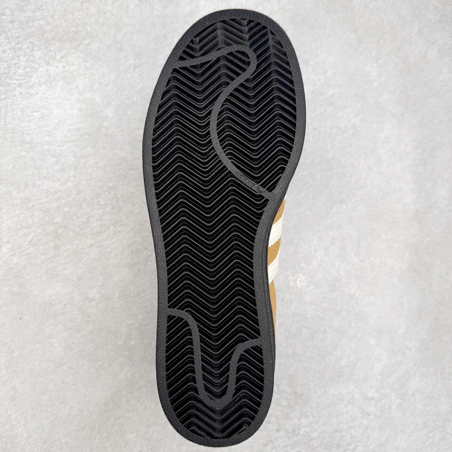 图片[9]-AD Originals Superstar 经典复古贝壳头板鞋 JS2488 诞生于1969年 是第一双将全皮面鞋 身与橡胶鞋头结合在一起的低帮篮球鞋 Superstar最开始 是作为高帮篮球鞋Pro Model的低帮版本而出现的 但因为其独特和醒目的橡胶鞋头造型而让大家熟知 被大家形象地称为\\\”shelltoe\\\”贝壳头 在70年代的美国职业篮球场上 接近3/4的NBA球员都将这双Superstar作为场上用鞋 80年代之后 经过不断的改良和发展 Superstar逐渐成为横跨时装、音乐、街头文化、休闲和运动等各大领域的时尚潮鞋 尺码：36 36.5 37 38 38.5 39 40 40.5 41 42 42.5 43 44 44.5 45-选品中心