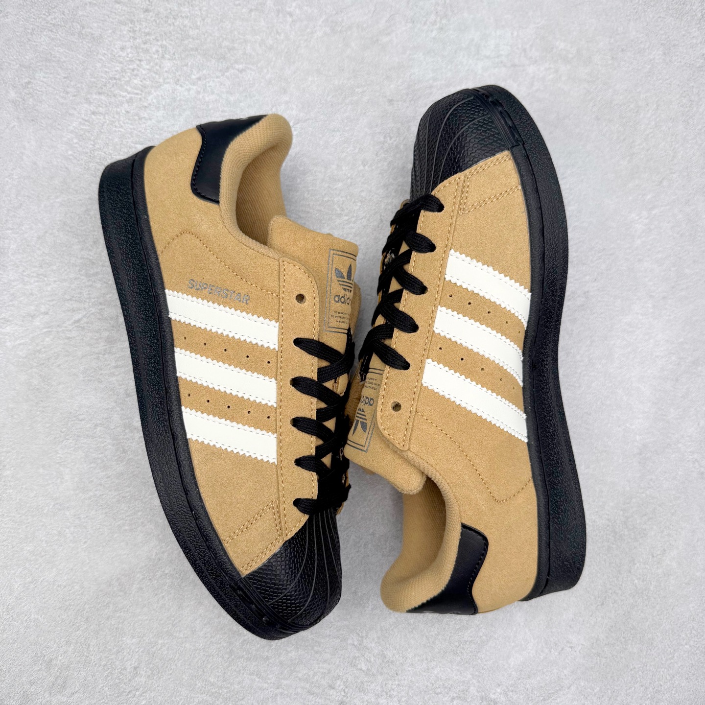 图片[3]-AD Originals Superstar 经典复古贝壳头板鞋 JS2488 诞生于1969年 是第一双将全皮面鞋 身与橡胶鞋头结合在一起的低帮篮球鞋 Superstar最开始 是作为高帮篮球鞋Pro Model的低帮版本而出现的 但因为其独特和醒目的橡胶鞋头造型而让大家熟知 被大家形象地称为\\\”shelltoe\\\”贝壳头 在70年代的美国职业篮球场上 接近3/4的NBA球员都将这双Superstar作为场上用鞋 80年代之后 经过不断的改良和发展 Superstar逐渐成为横跨时装、音乐、街头文化、休闲和运动等各大领域的时尚潮鞋 尺码：36 36.5 37 38 38.5 39 40 40.5 41 42 42.5 43 44 44.5 45-选品中心